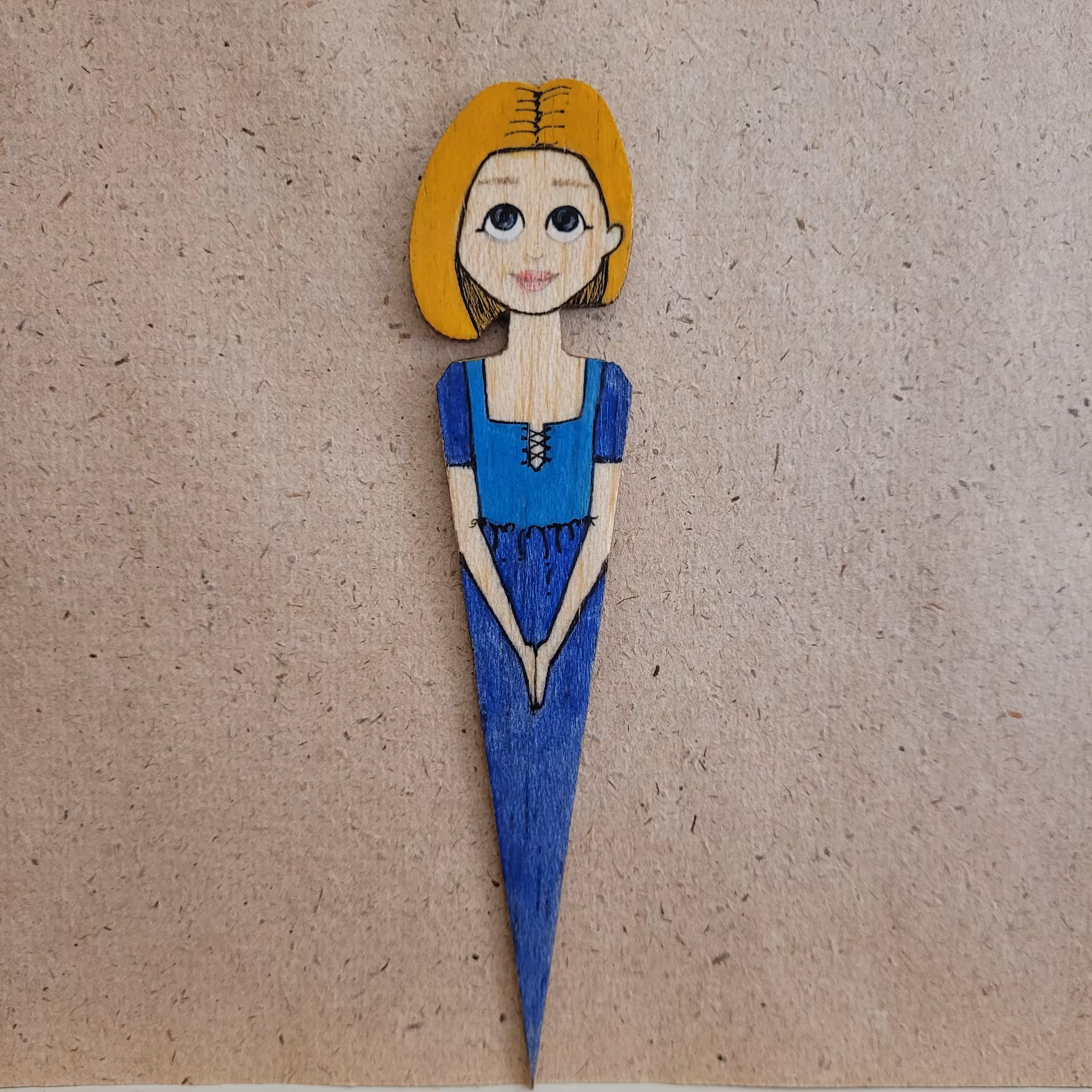 بوک مارک نقاشی چهره روی چوب بالسا بهترین هدیه برای خودت و دوستات. چوب الف. دختر  مو بلوند طلایی. با پیراهن پرنسسی