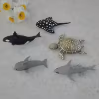 پک آبزیان دریایی مینیاتوری شامل نهنگ کوسه لاک پشت دلفین و سفره ماهی