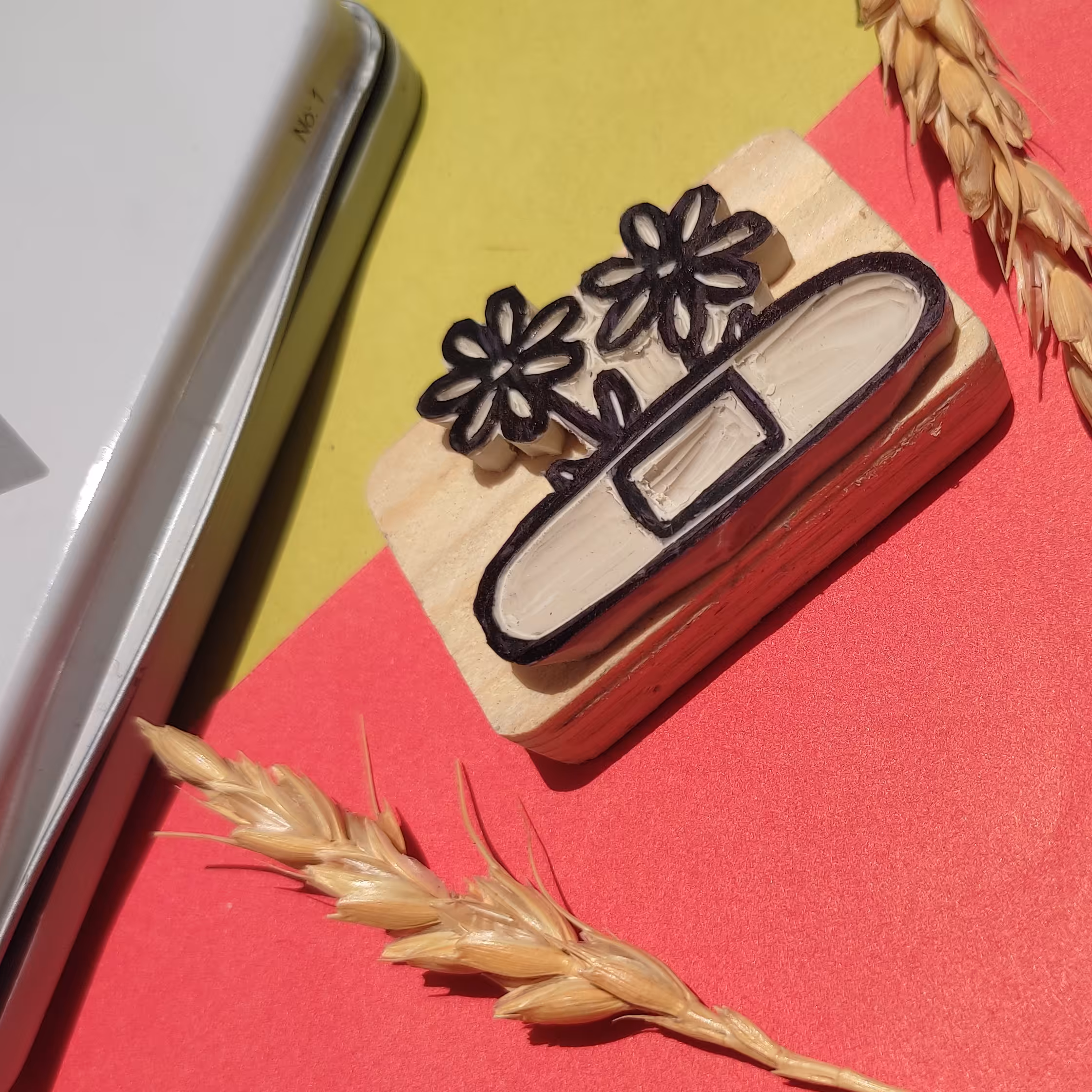 مهر لینو فانتزی طرح گل و زخم با پایه چوبی