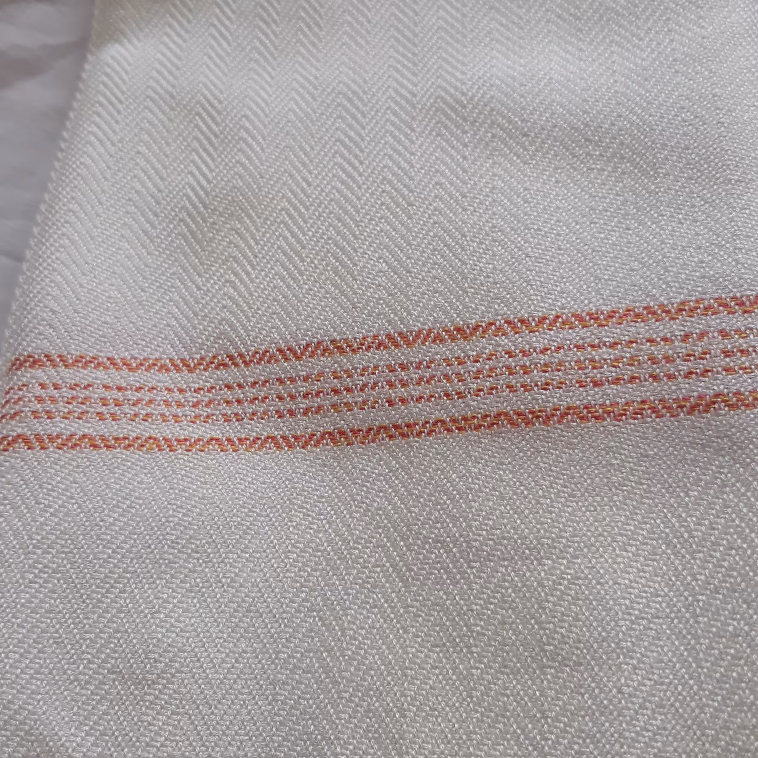 حوله دست وصورت بزرگ سفید حاشیه رنگی عرض 50طول80