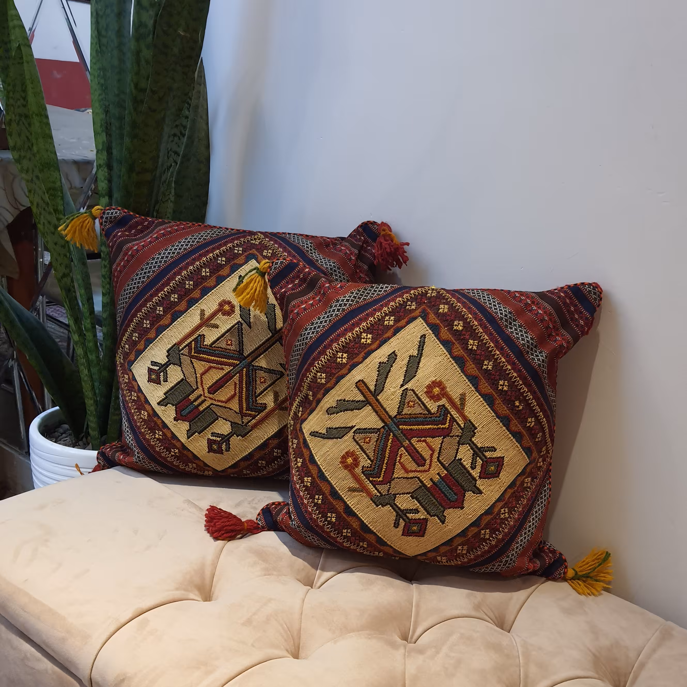 جفت کوسن با گلیم دستباف سوزنی و ریزباف سیرجان پارچه پشت جاجیم ماشینی سایز 42*42 رنگ کرم 