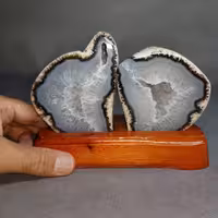 گوهر سنگ ژئود برزیلی روی پایه چوبی نفیس کد 55