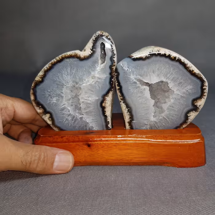 گوهر سنگ ژئود برزیلی روی پایه چوبی نفیس کد 55