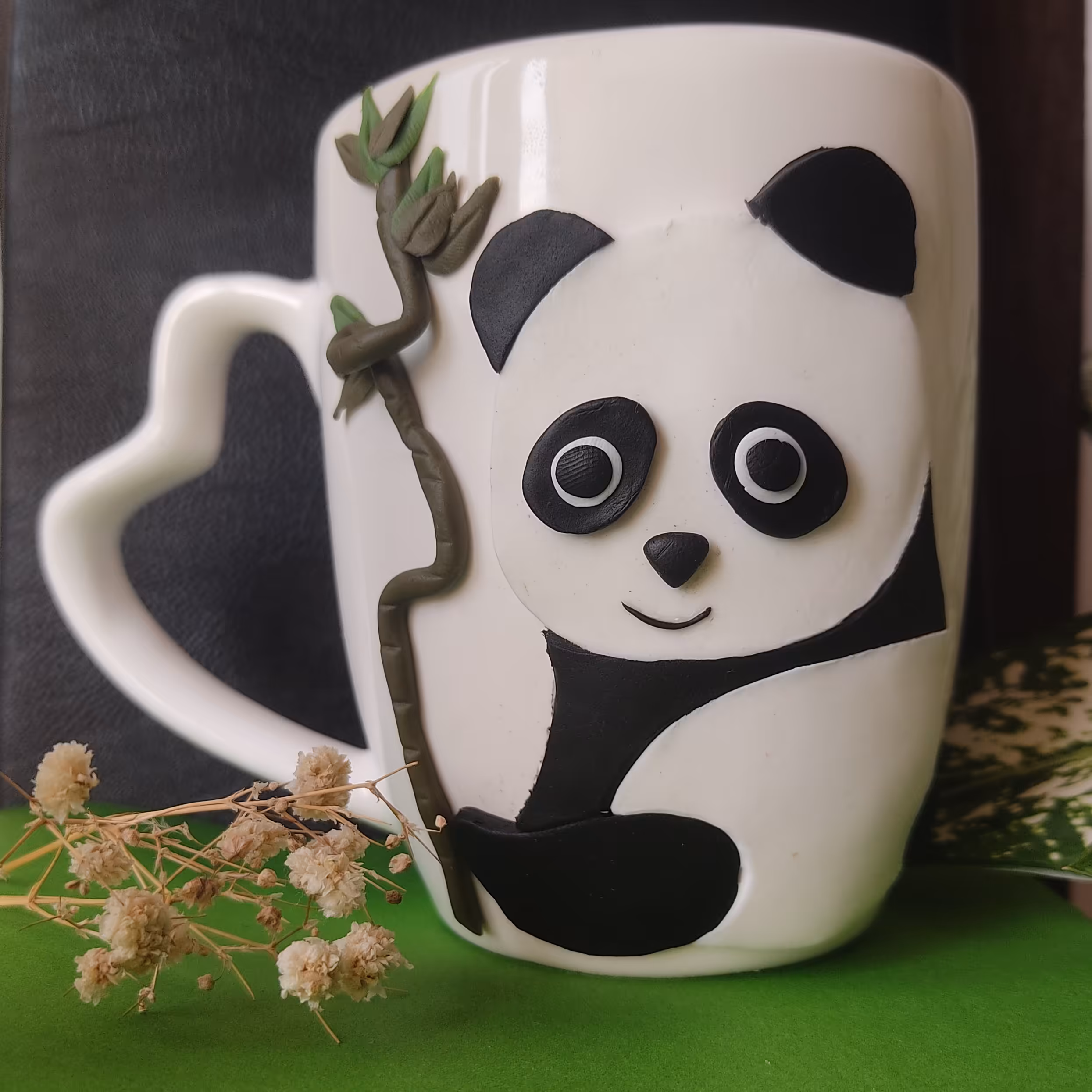 ماگ دسته قلبی طرح پاندا  کار شده با خمیر ایتالیایی