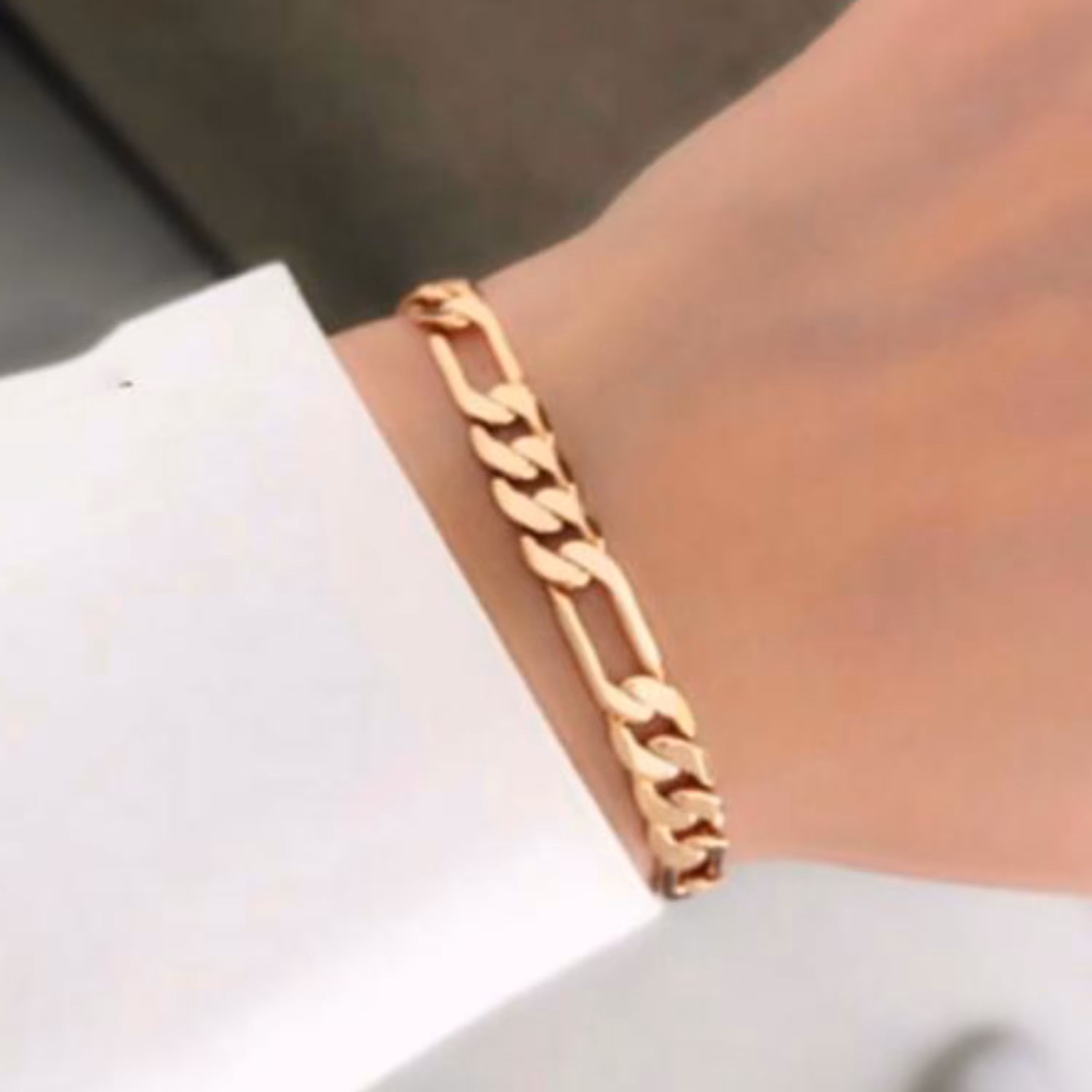 دستبند طلایی فیگارو رنگ ثابت ضد حساسیت به طول 19سانت باسه سانت زنجیرسایز