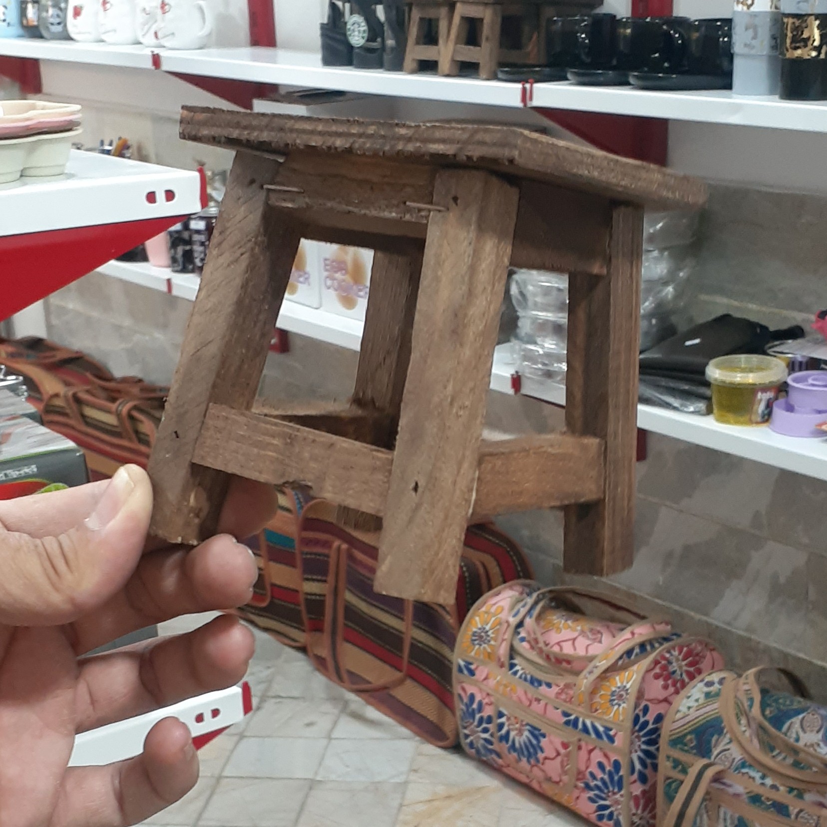 چهارپایه چوبی کوچیک