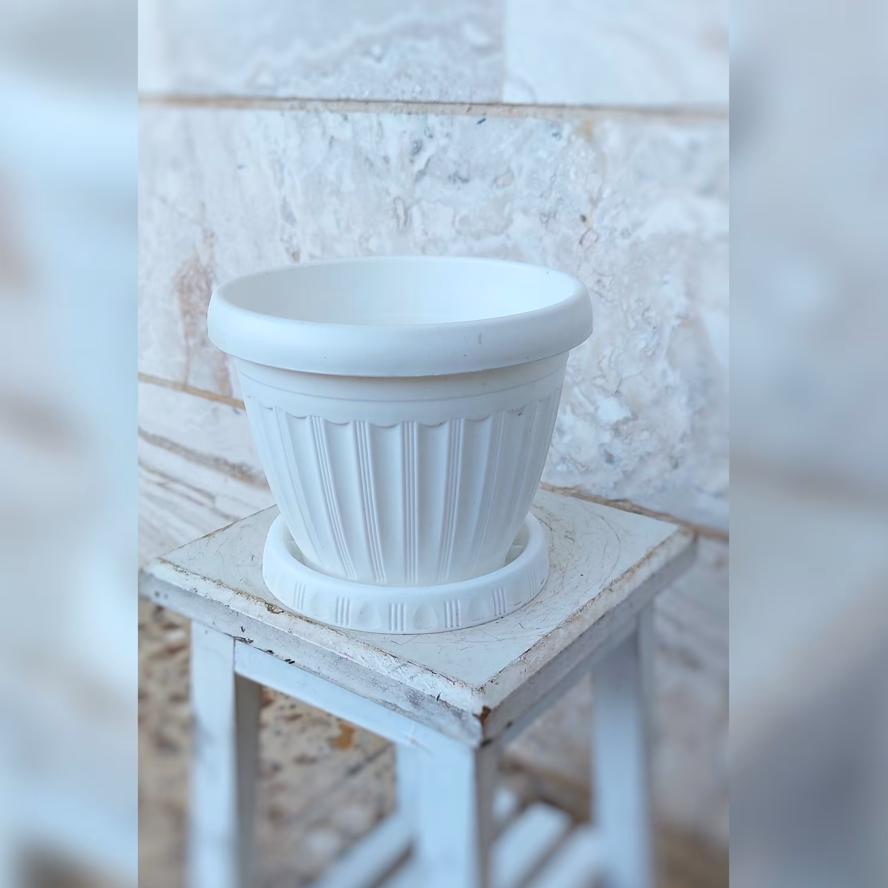 گلدان پلاستیکی  درجه یک قطر دهانه12 و ارتفاع 10  رنگ سفید مات به همراه زیر گلدانی و سوراخ زهکش در گلدان 