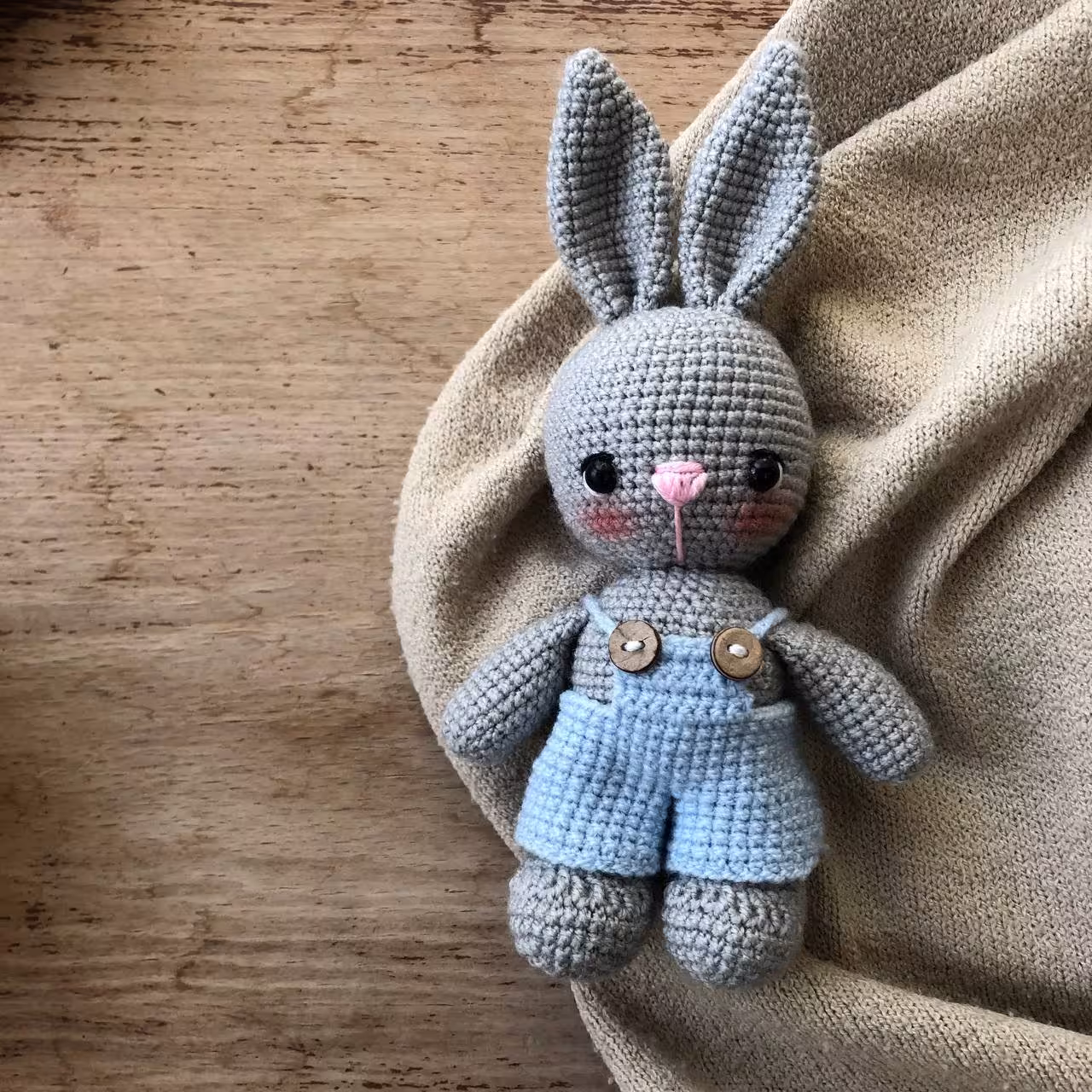 عروسک بافتنی خرگوش خاکستری