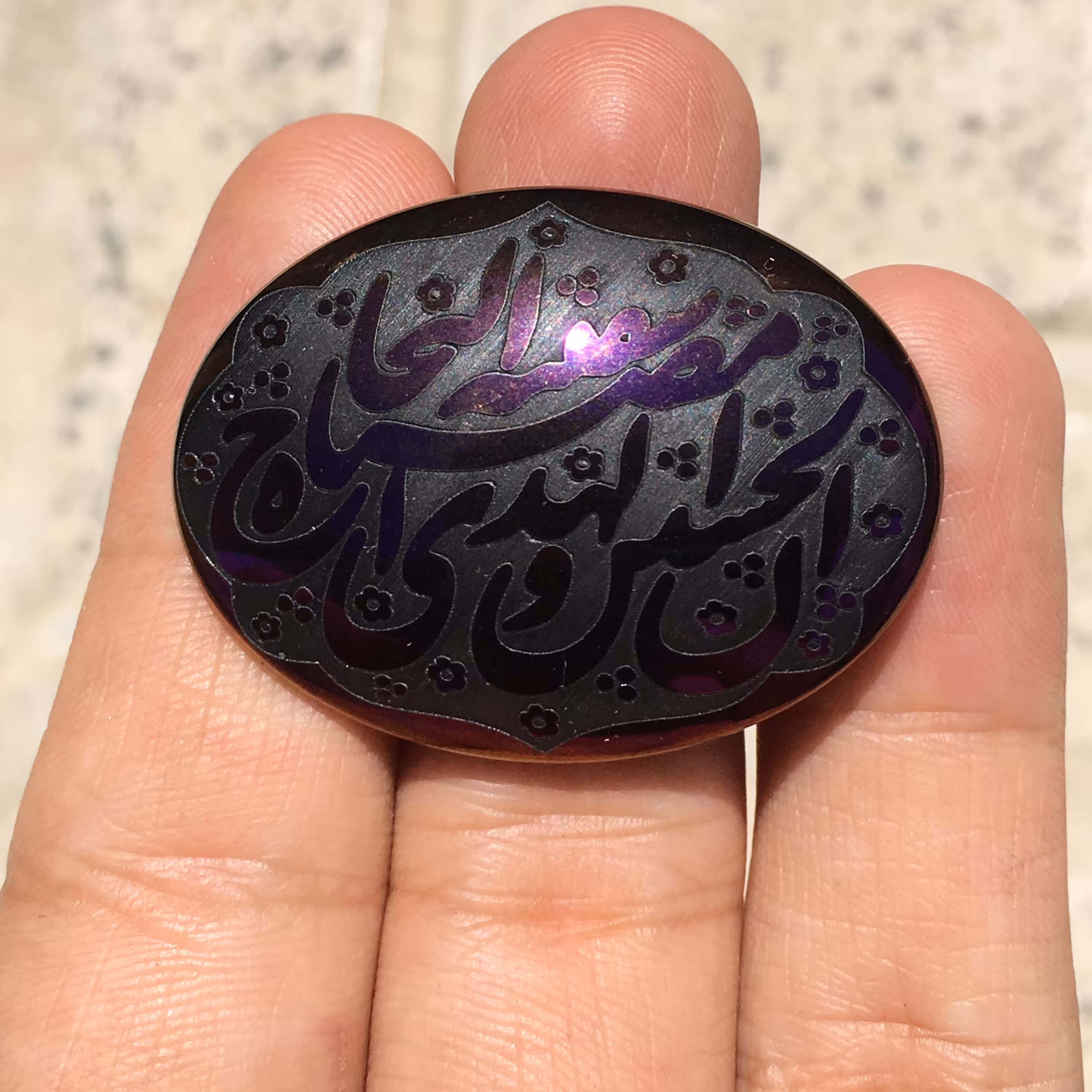 نگین حدید غول پیکر و خطاطی شده