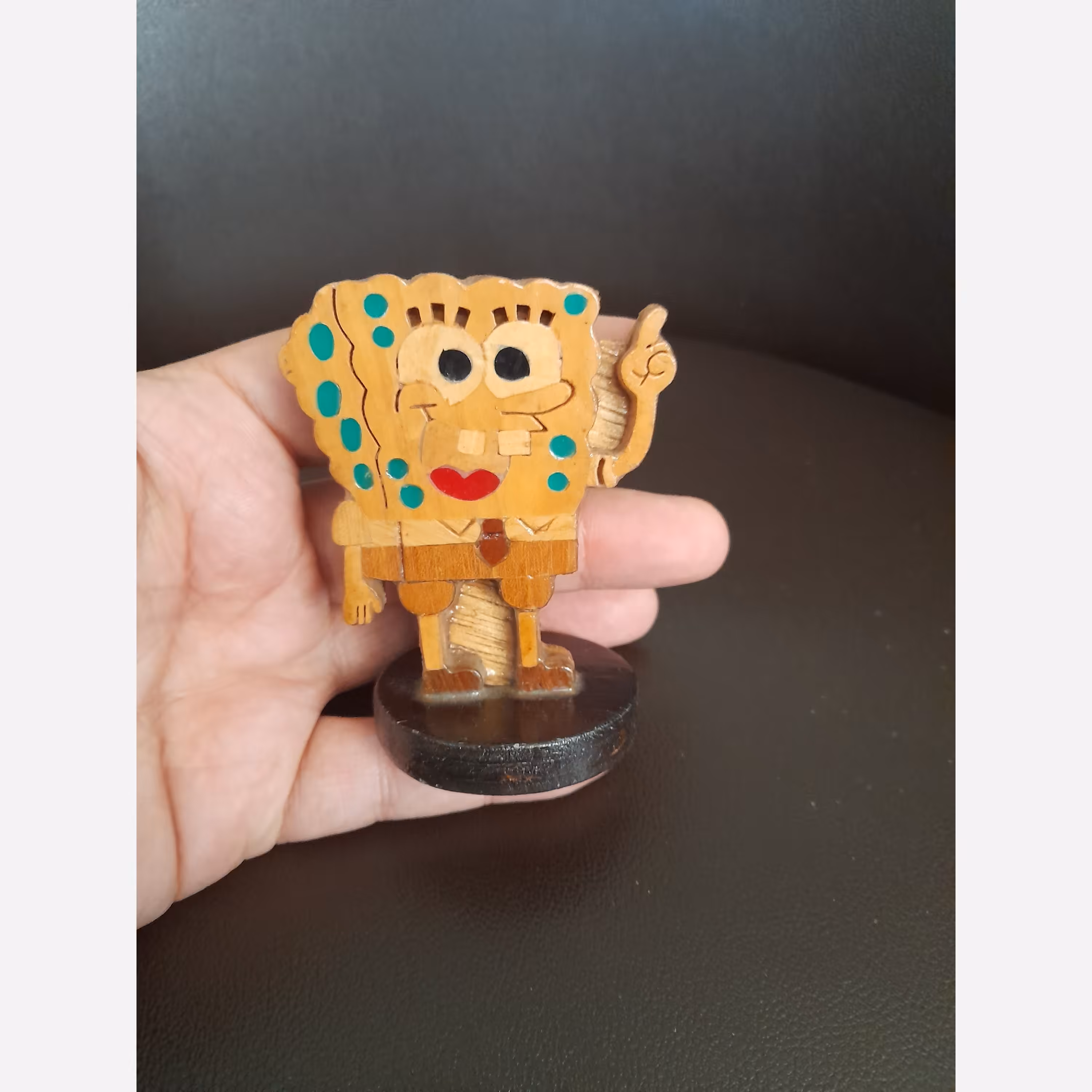 باب اسفنجی استند چوبی طرح شخصیت کارتونی