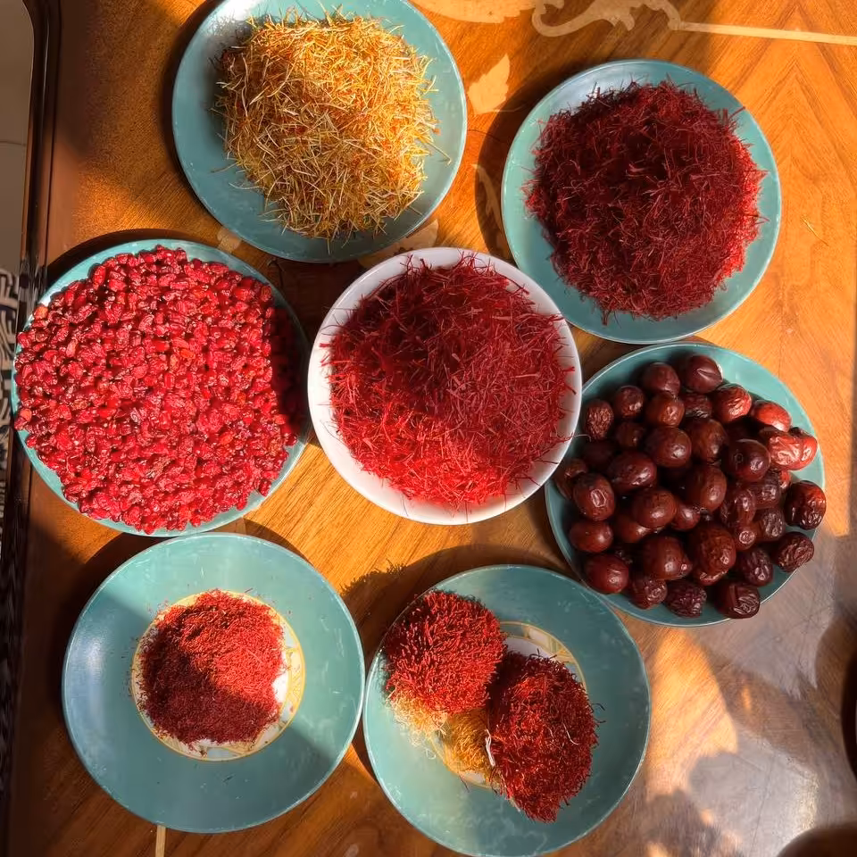 پک شماره5ویژه عیدنوروز زعفران دسته  ریشه زعفران  زعفران نرمه زرشک و عناب 