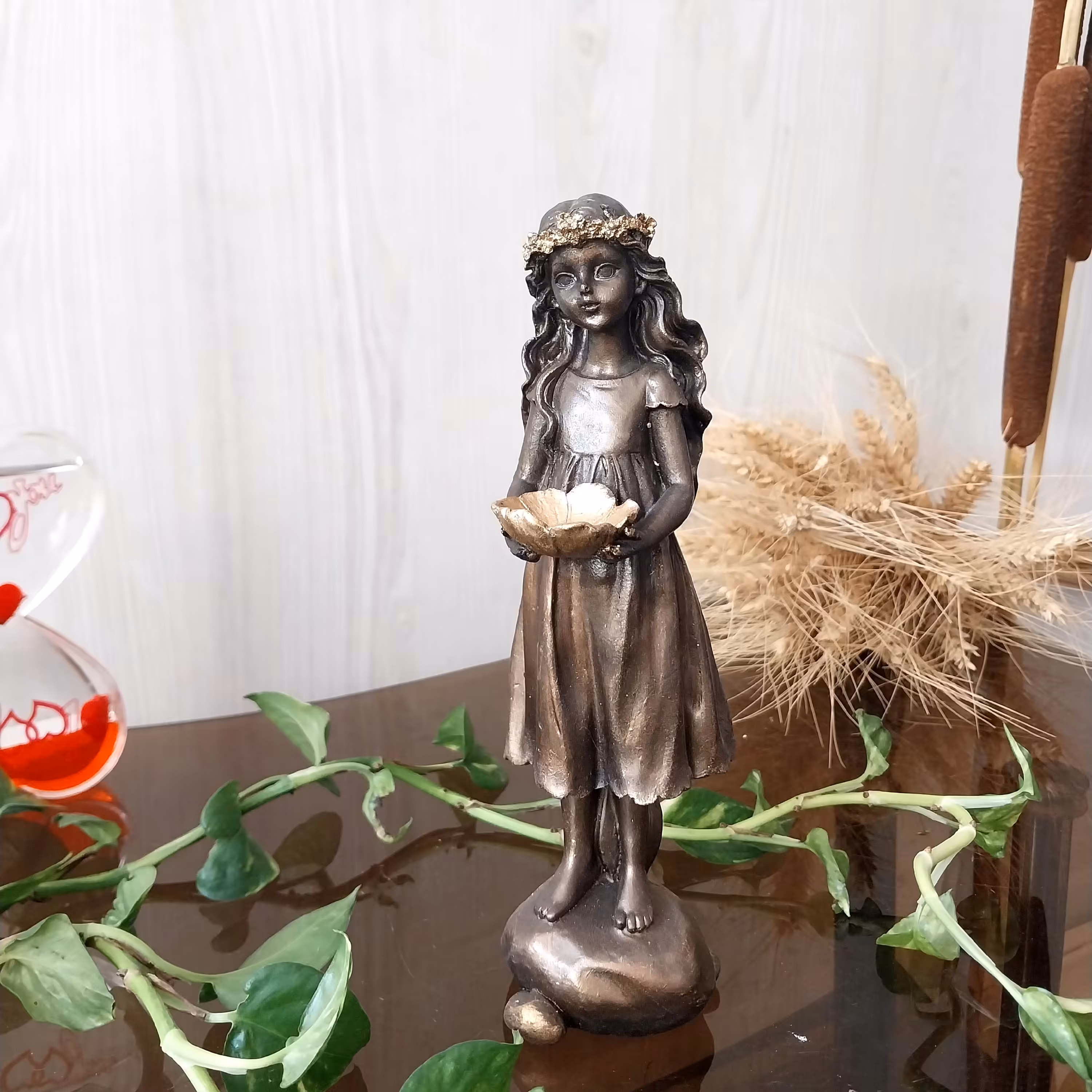 مجسمه پتینه دختر  جاشمعی به دست ایستاده جاشمعی جا وارمری پلی استر