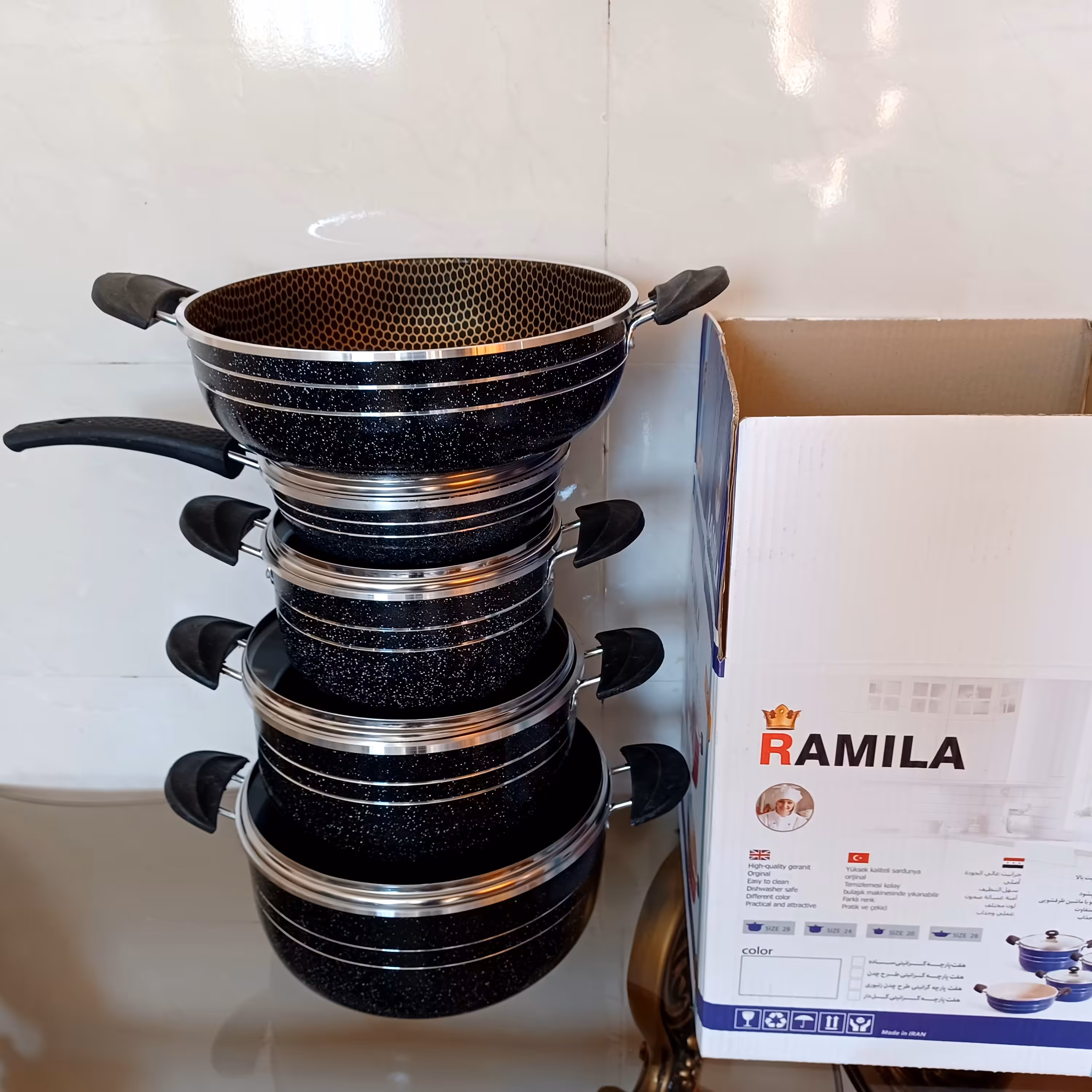 سرویس 8 پارچه زنبوری - تولیدی سرویس قابلمه 8 پارچه زنبوری - ساخت شرکت تولیدی قابلمه رامیلا  تولیدی ظروف نچسب 