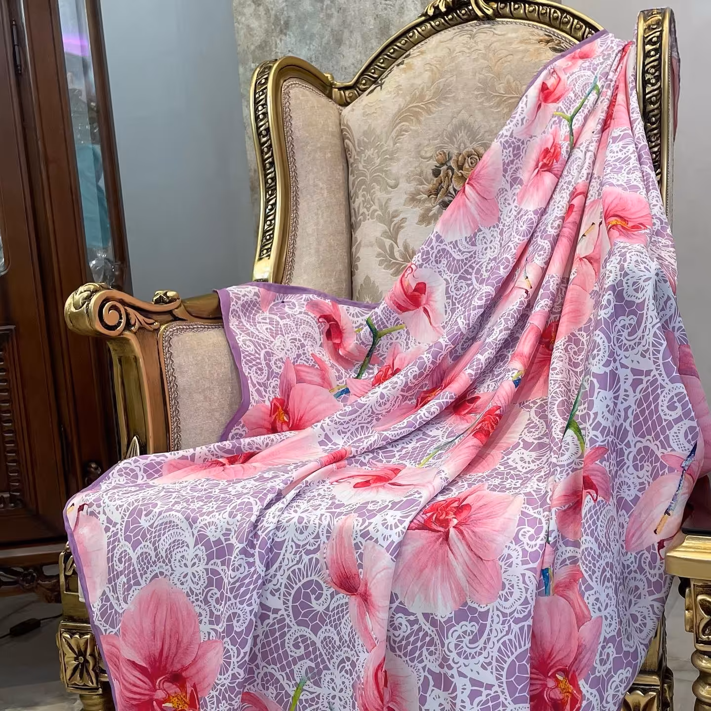 روسری قواره بزرگ جنس ابریشم کجراه با کیفیت عالی طرح گل ارکیده یاسی