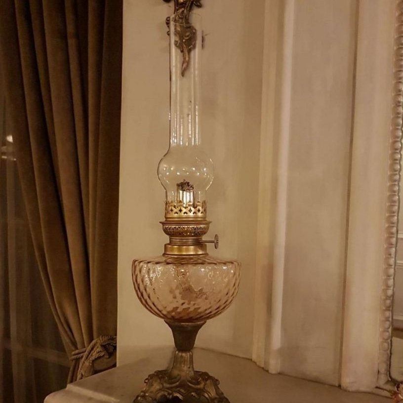 نور و روشنایی چراغ قدیمی نفت سوز سالم فرانسوی