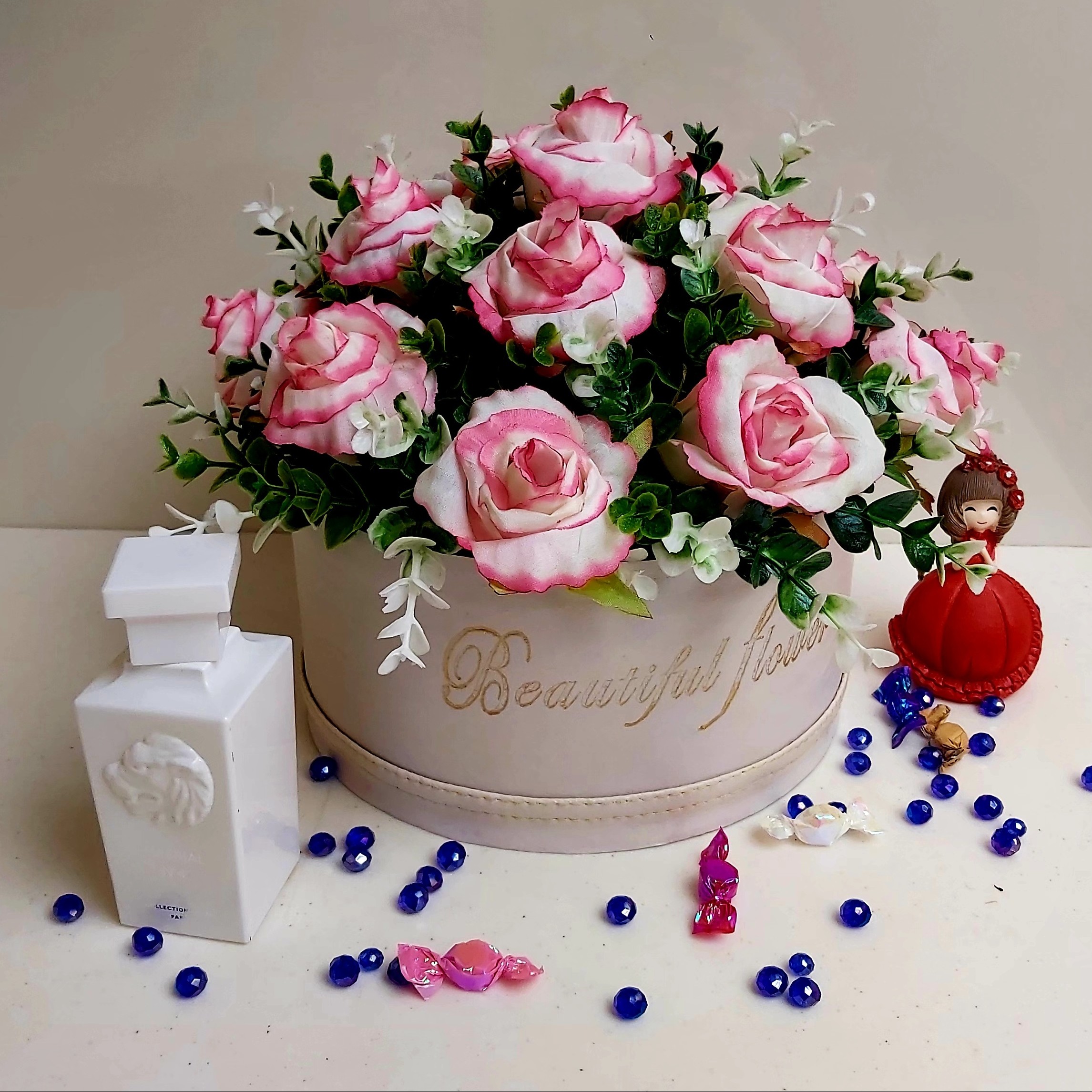 باکس گل هدیه رز مصنوعی پارچه ای لب ماتیکی (عالیجناب)