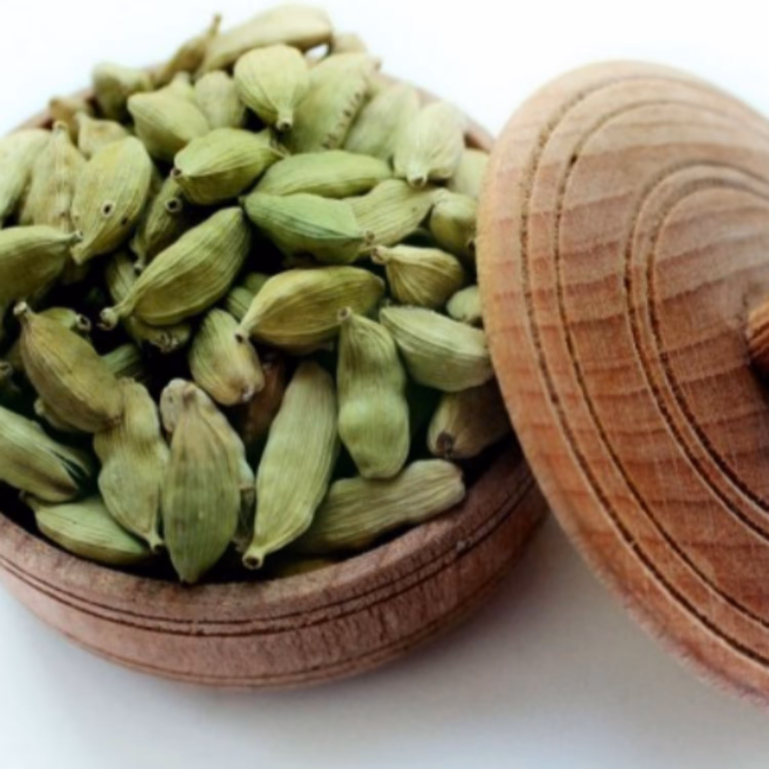 هل 200 گرمی امپراطور اکبر بنفش هندوستان دانه درشت و خوشبو  دانه سبز  فله ای ( زعفران و ادویه جات صادق ) 