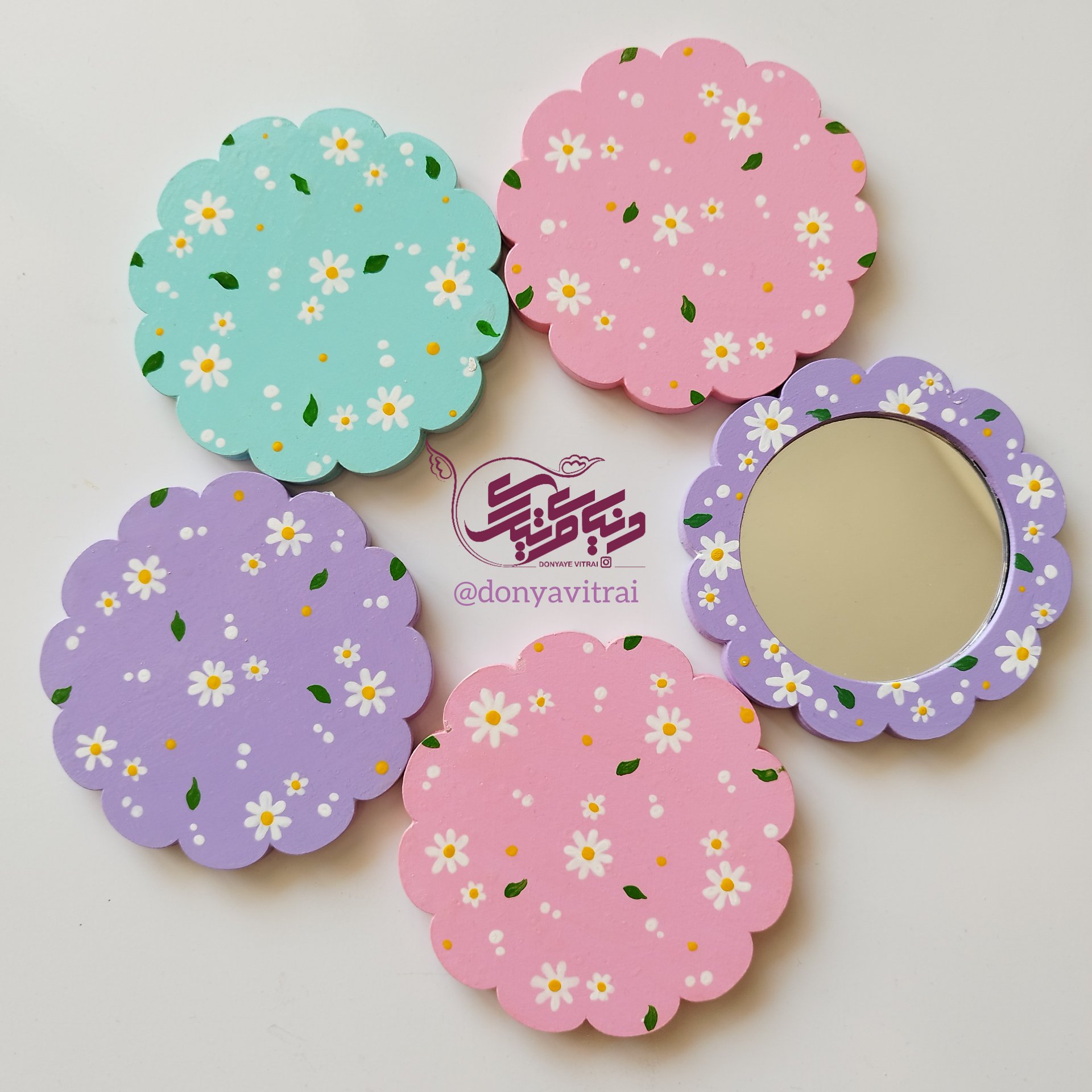 آینه چوبی جیبی کوچک رنگی نقاشی شده گل بابونه مناسب هدیه برای داخل کیف و جیب