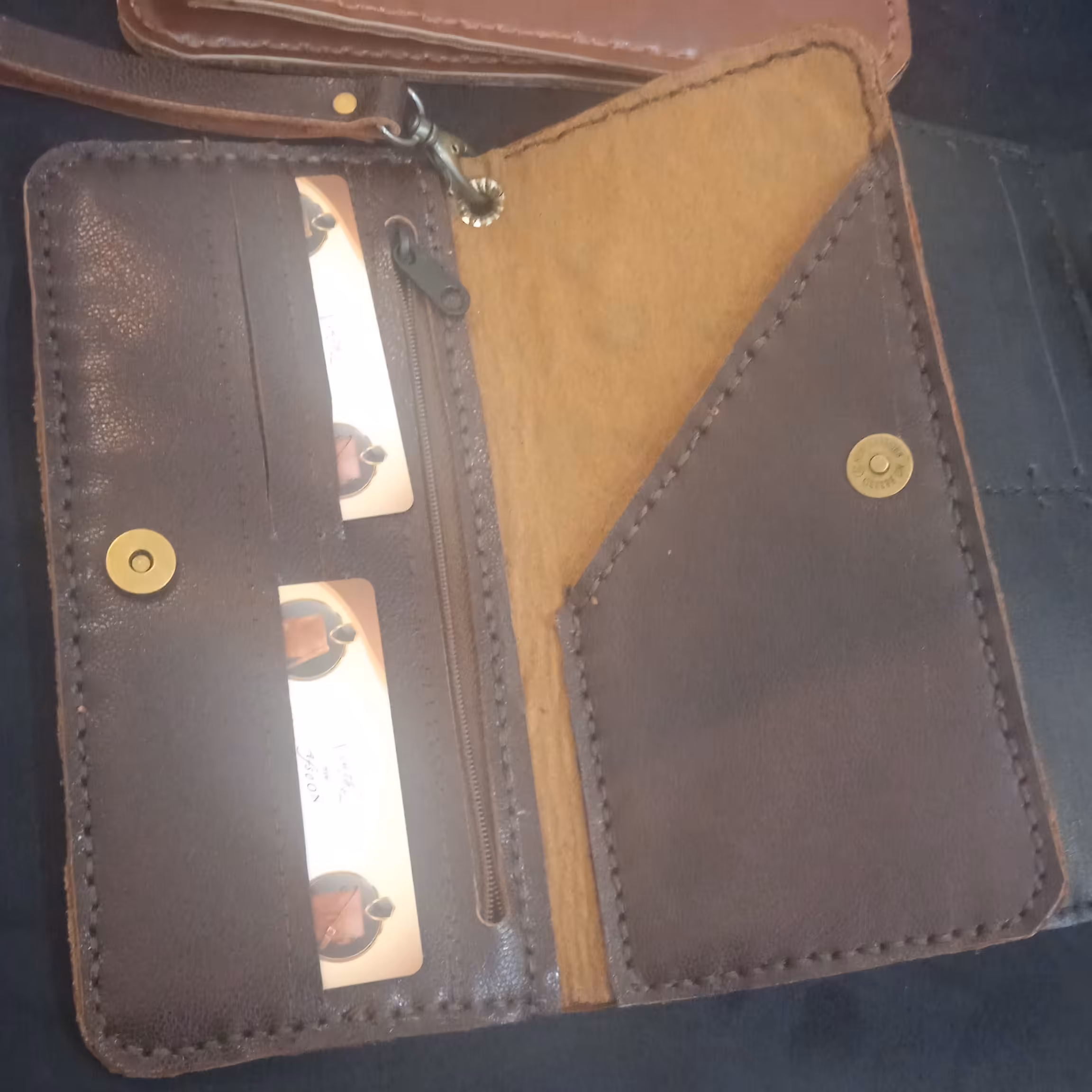 کیف پول چرم  اسپرت دست دوز با جای مخصوص موبایل زیبا و خوش دست