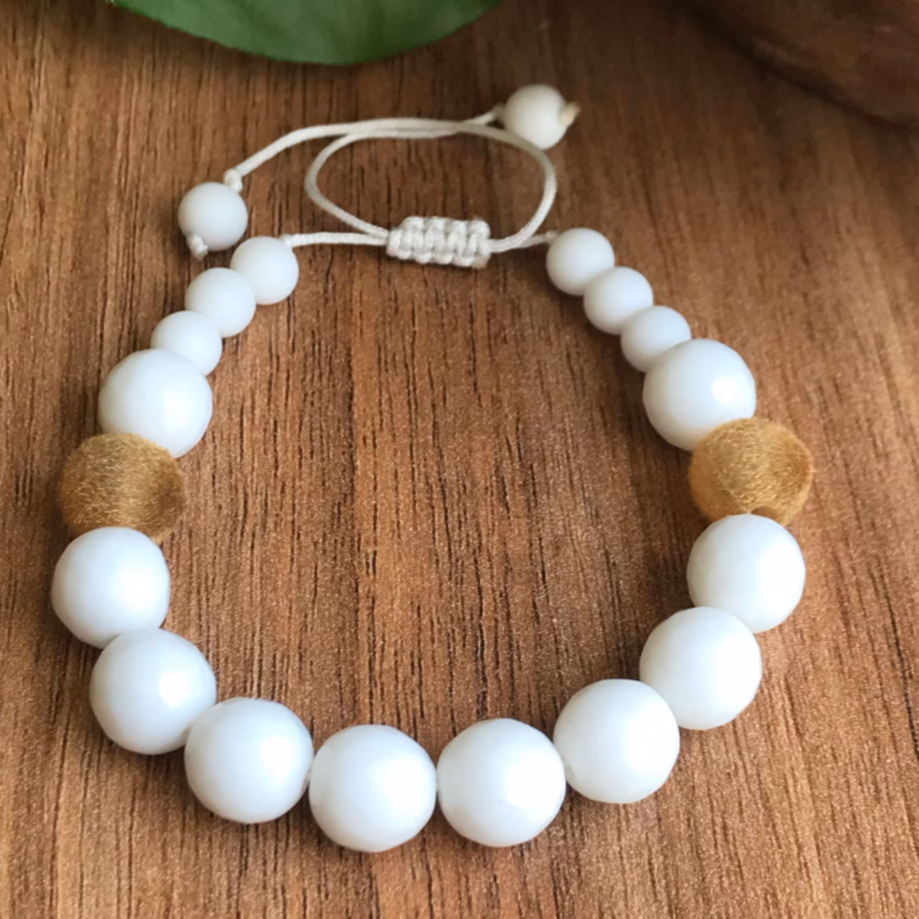 دستبند مدل پاک تلفیقی از سنگ های عقیق و اونیکس و مهره های پرز دار به رنگ شامپاینی