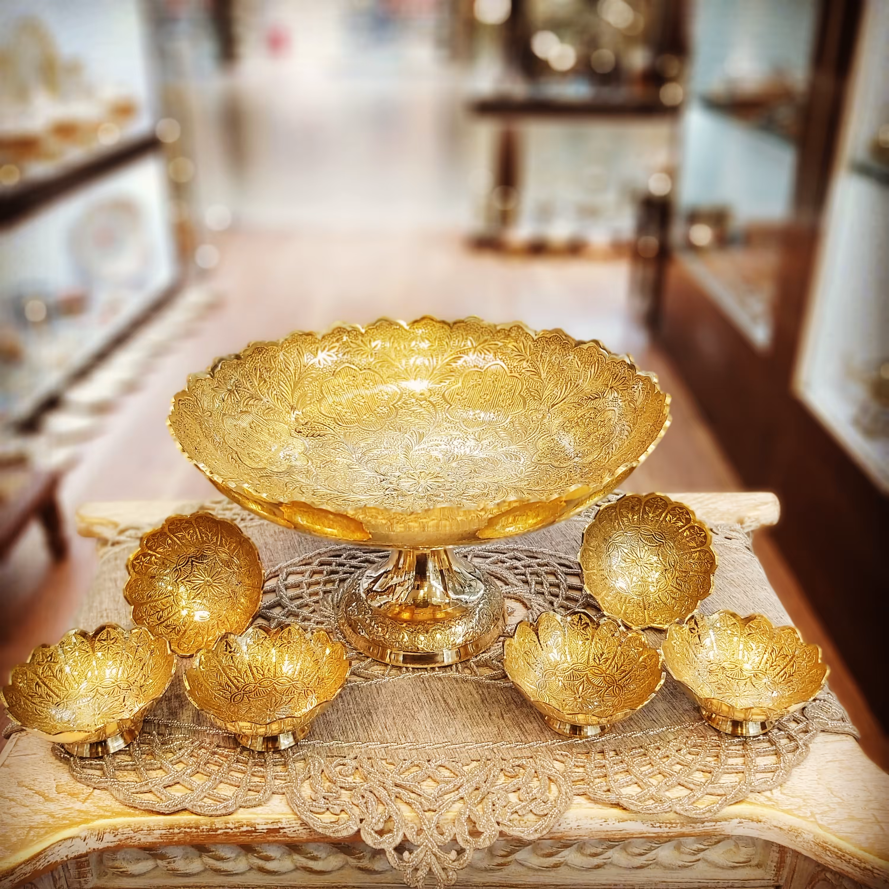 ست 7پارچه میوه خوری و دست کامل پیاله برنجی قلم زنی طرح کوبال ساخت هندوستان