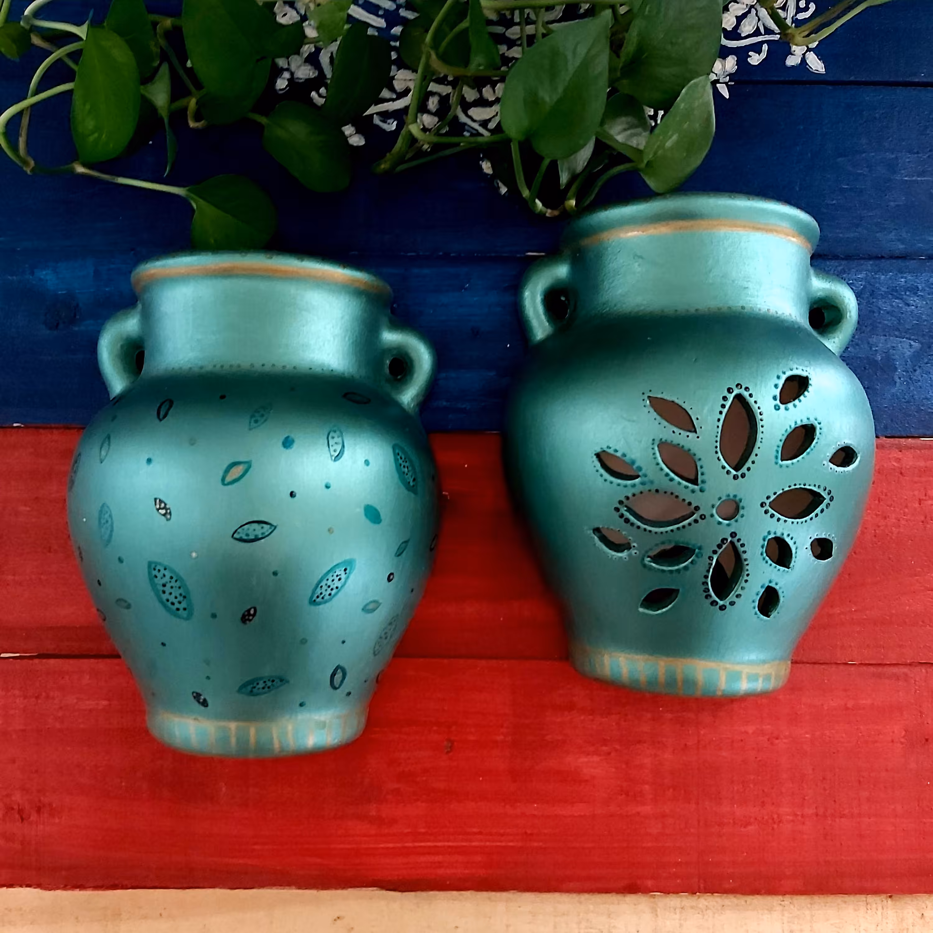 گلدان دیوارکوب دکوری  سایز 15در20سانتیمتر دارای سوراخ برای آویز آسان طرح مشبک دارای جا برای روشن کردن شمع