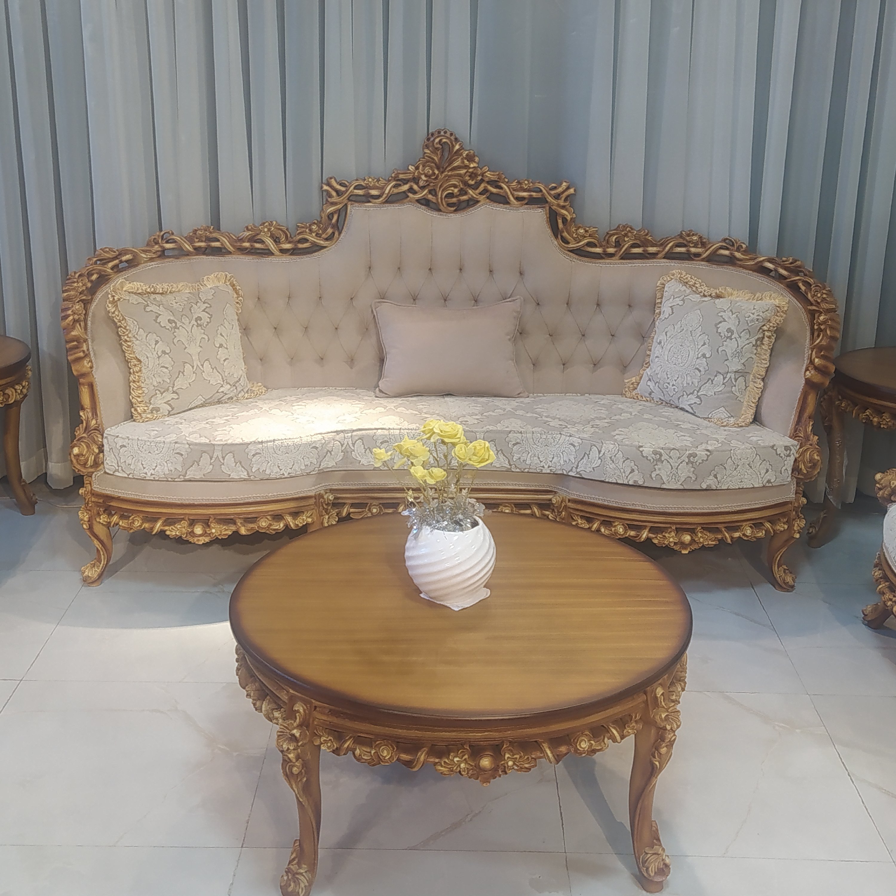 مبل کلاسیک9نفره شامل یک کاناپهچهار مبل تک دومیزبان با جلومبلی وعسلی با پارچه
