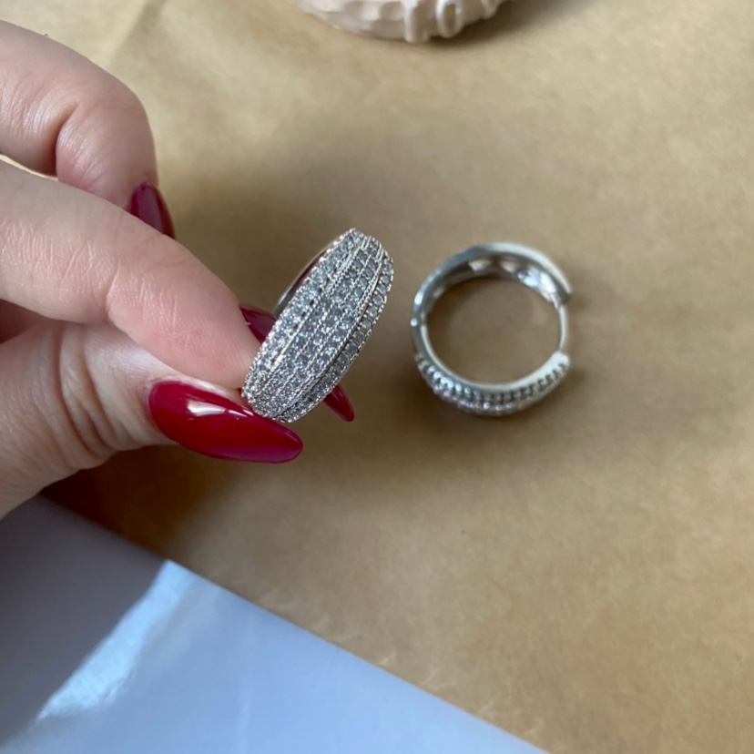 گوشواره حلقه ای سنگی پر کار