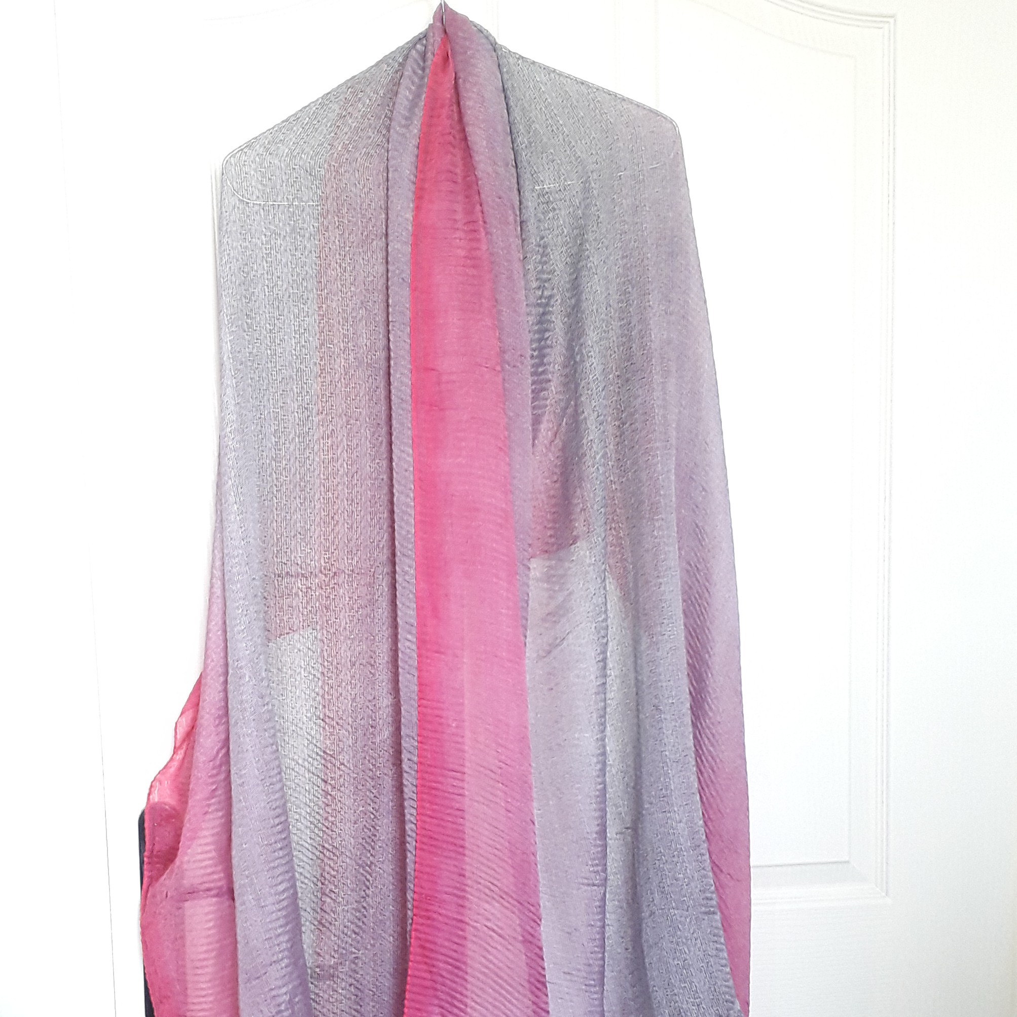 شال نخی نازک منگوله دار زمینه طوسی سرخابی