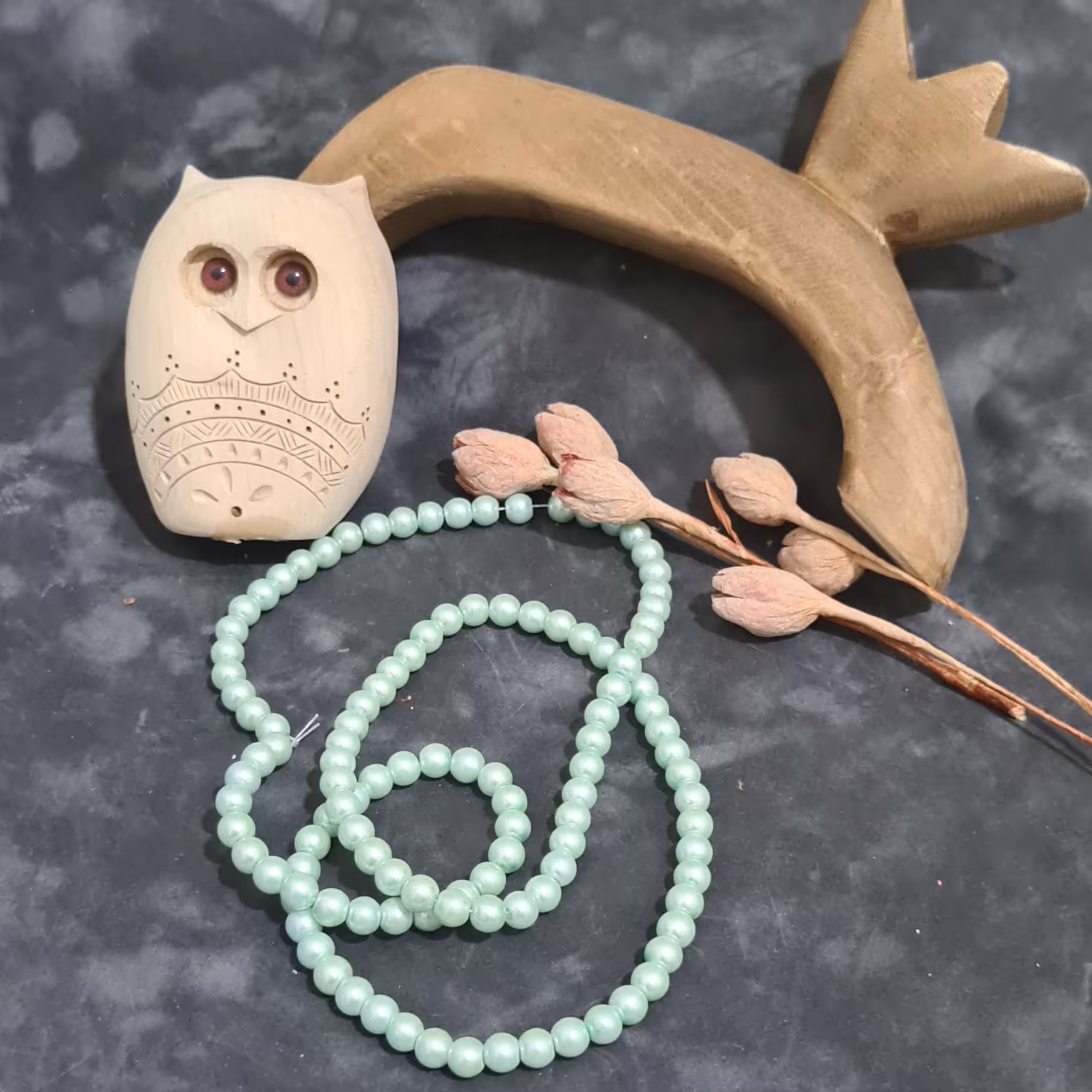 مروارید سنگی شماره 8 (سبز آبی بسیار روشن صدفی)  کد B2شامل (105 الی 110مهره ) 75گرم 