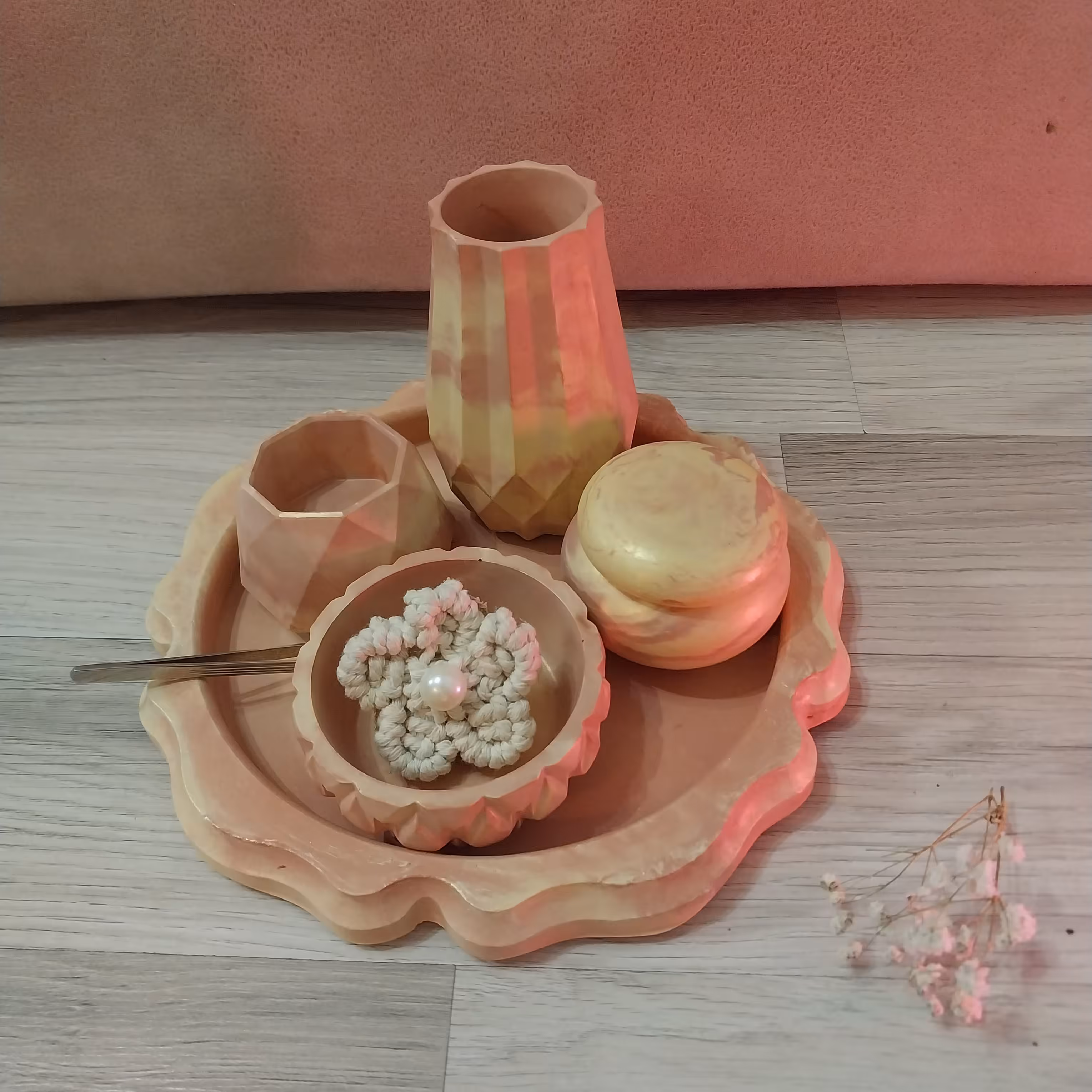 ست سنگ مصنوعی 5 تکه زرد قرمز شامل سینی گلدون جا جواهری و قندون