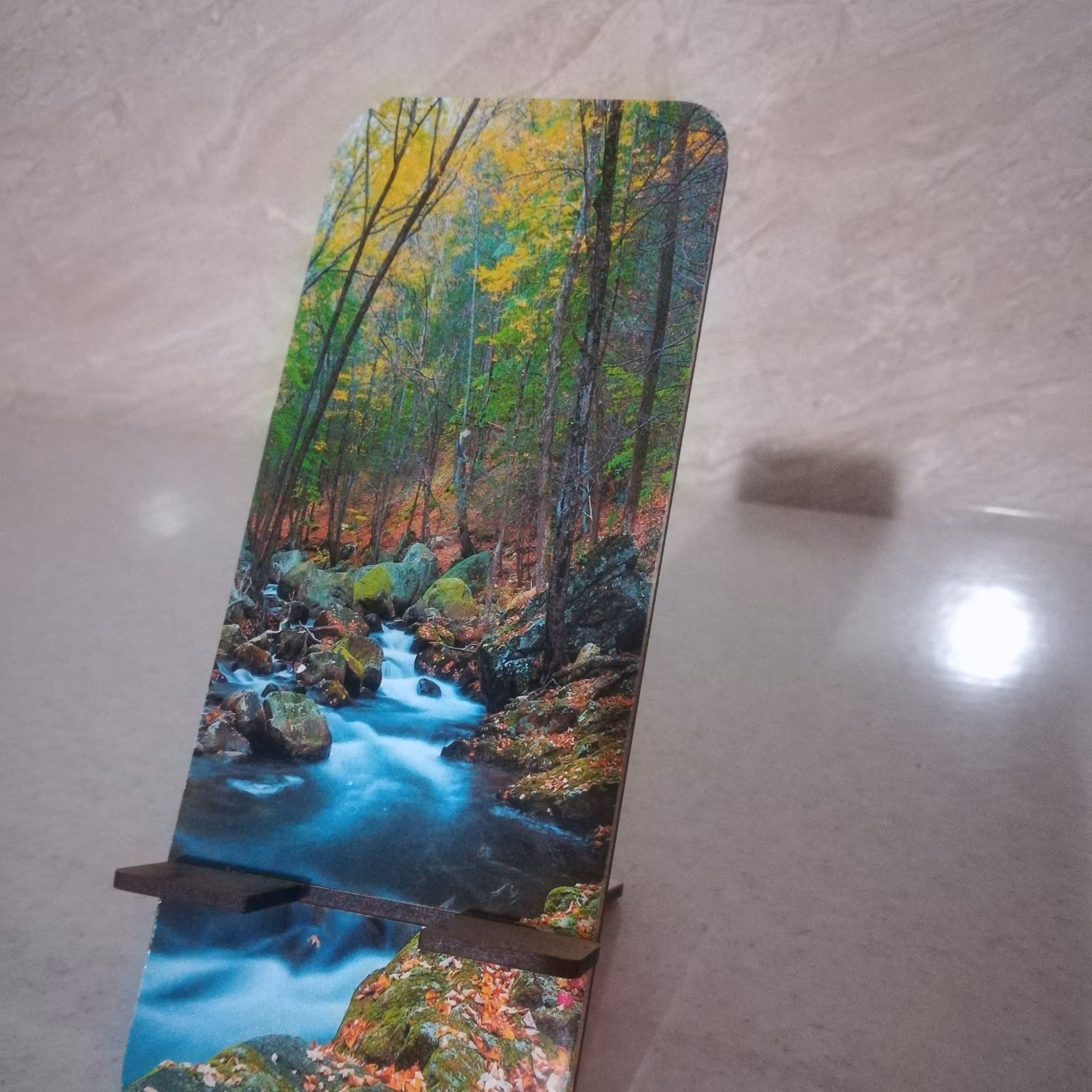 پایه موبایل چوبی طرح طبیعت