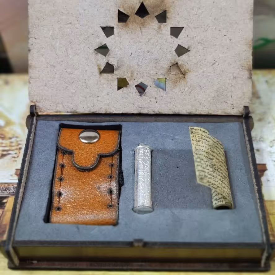 حرز امام جواد(ع) با پوست اصلی آهو به همراه غلاف نقره ای و بازوبند چرمی