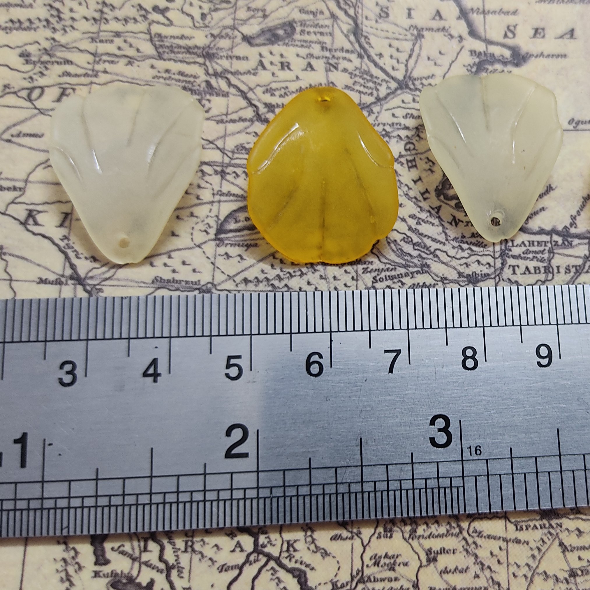 گلبرگ گل کریستال سایز متوسط رنگ کرم و نارنجی (67گرم) تقریبا 95 عدد هردو رنگ باهم در بسته وجود دارد