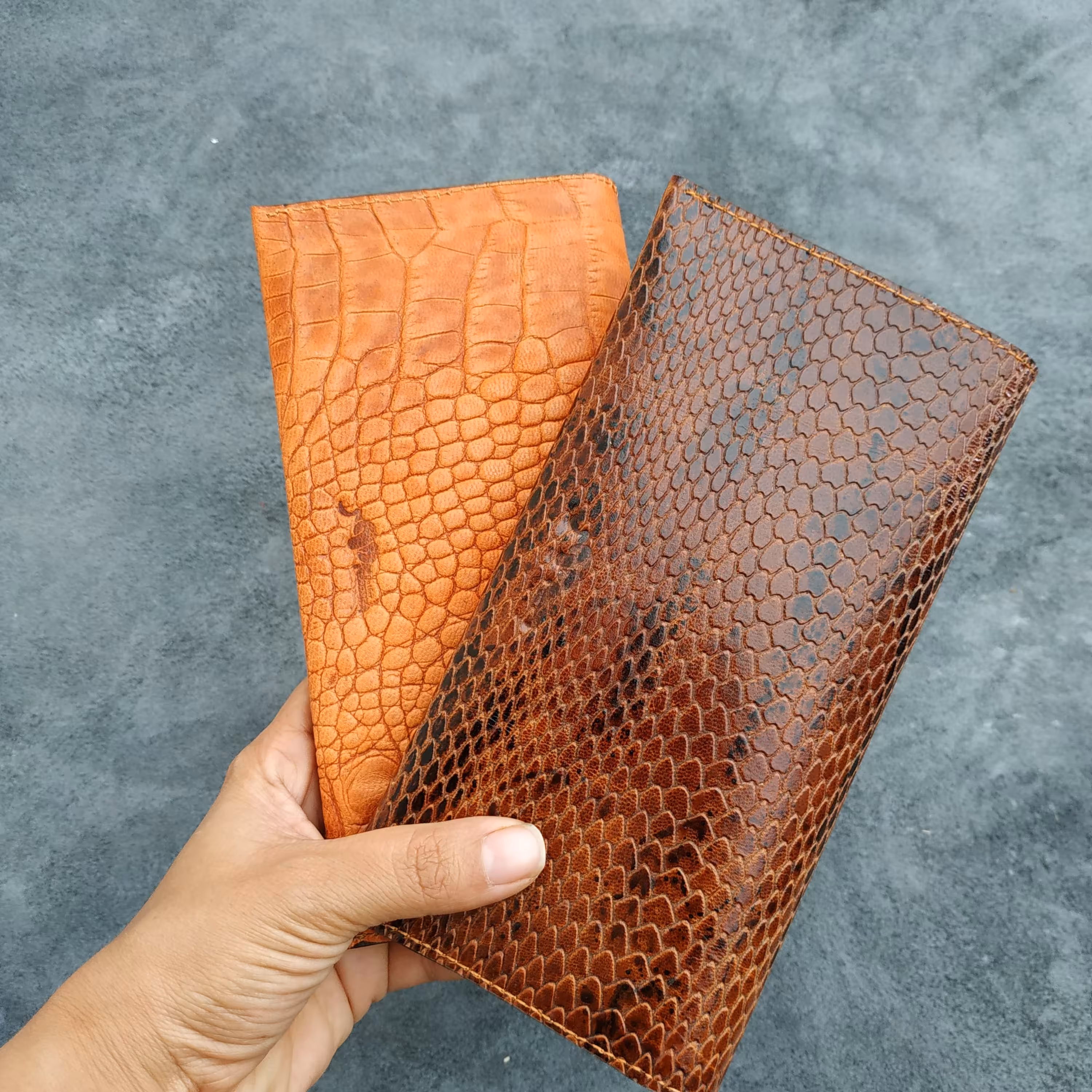 کیف گوشی و پول 
دارای 6جای کارت 
دو فضا برای پول و مدارک و یک فضا برای گوشی 
تمام چرم طبیعی 
ارسال به سراسر ایران