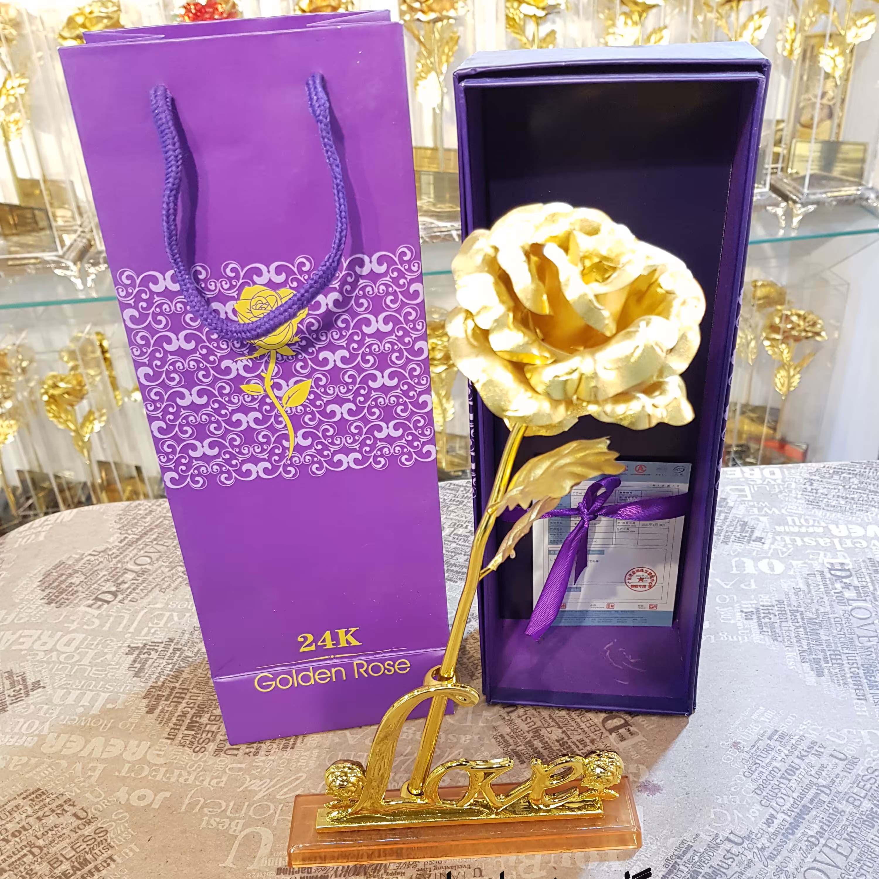 گل رز طلایی با پایه لاو،Love