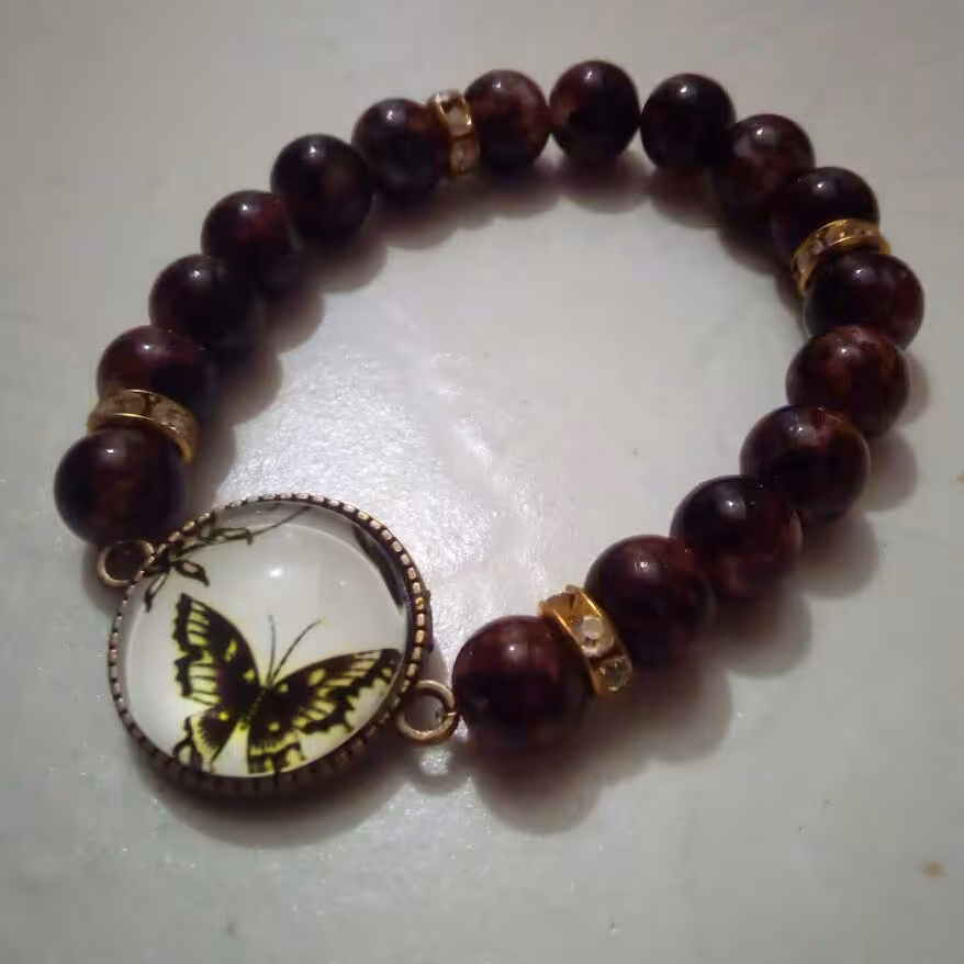 دستبند قهوه ای با طرح زیبای پروانه