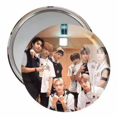 آینه جیبی خندالو مدل گروه استری کیدز Stray Kids کد 11849