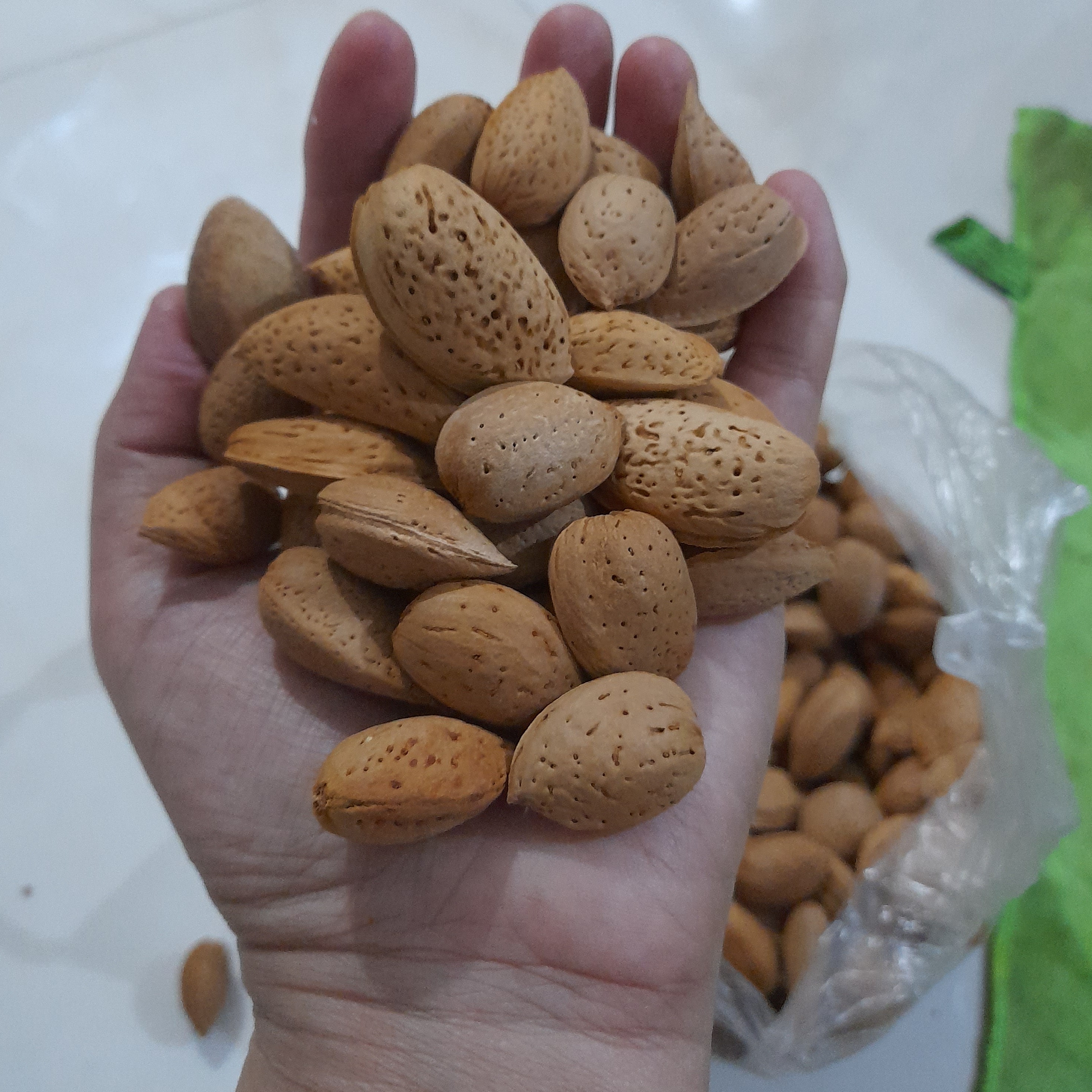 بادام سنگی درشت ومحلی ارگانیک شیرین وپرمغزخوانسارارسال به نقاط تهران