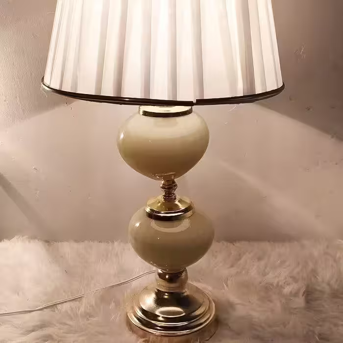 آباژور  کنار سالنی و بغل تخت 