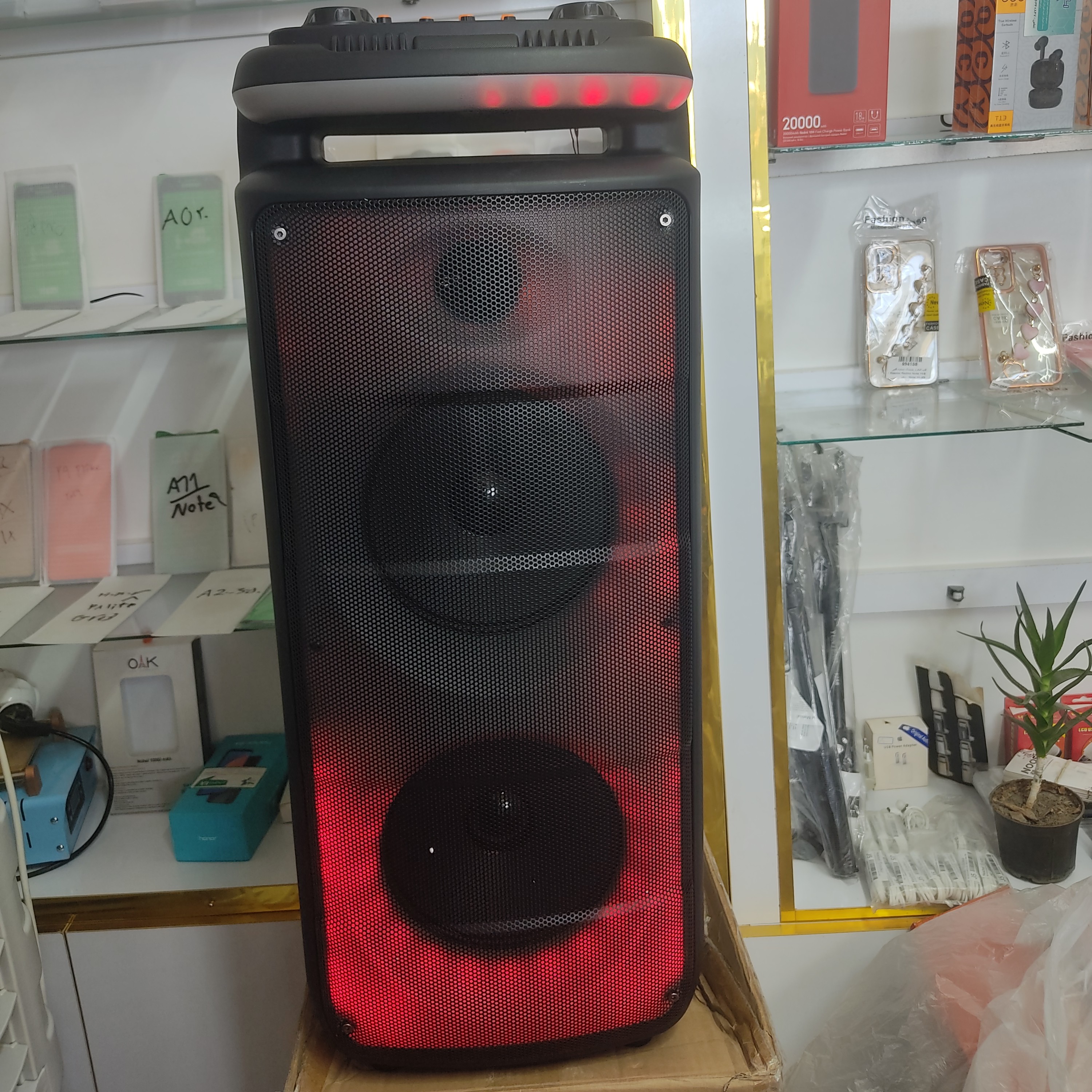 اسپیکرch8820رقص نور دار میکروفون دار رم خور فلش خور جک 3.5میلی متری حداکثر 6 ساعت دوام شاژ