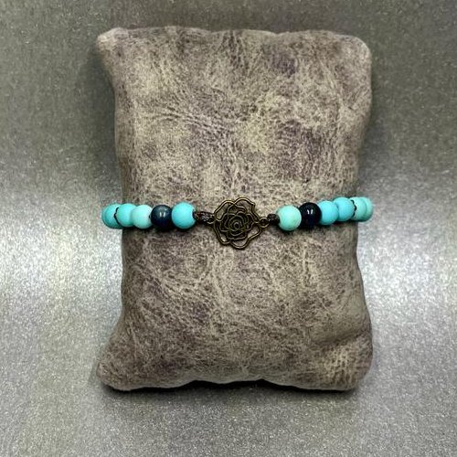 دستبند آسانسوری با مهره های آبی رنگ فسفری و مهره های صدفی تیره و خرج کار برنزی طرح گل رز