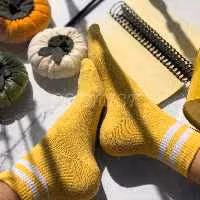 جوراب دوخط زمینه زرد نیم ساق نخ پنبه