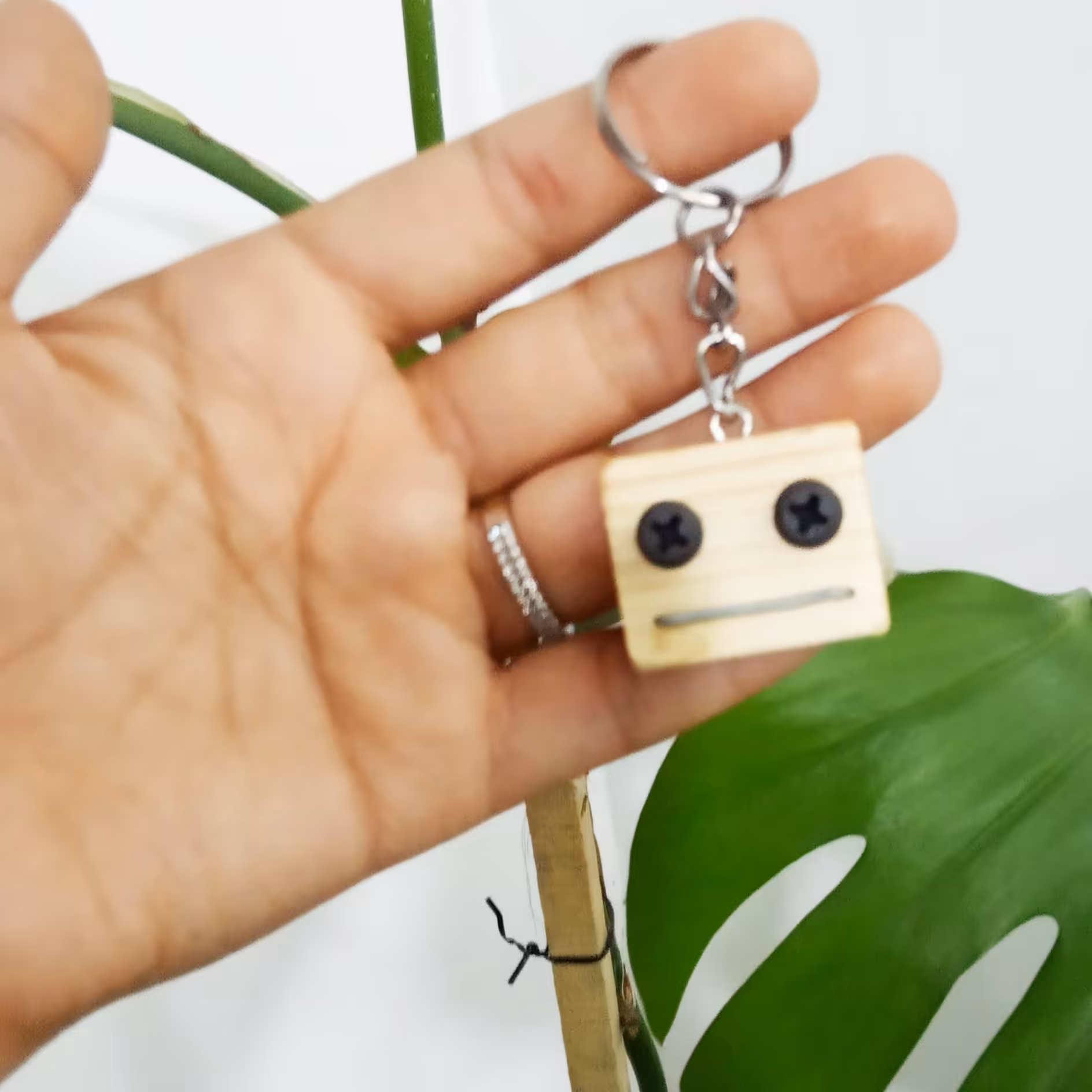 جاکلیدی آویز ربات چوبی مینیمال 