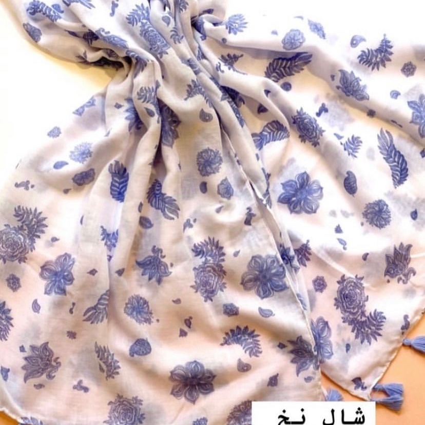 شال طرح دار  زنانه با گل های آبی در زمینه سفید 