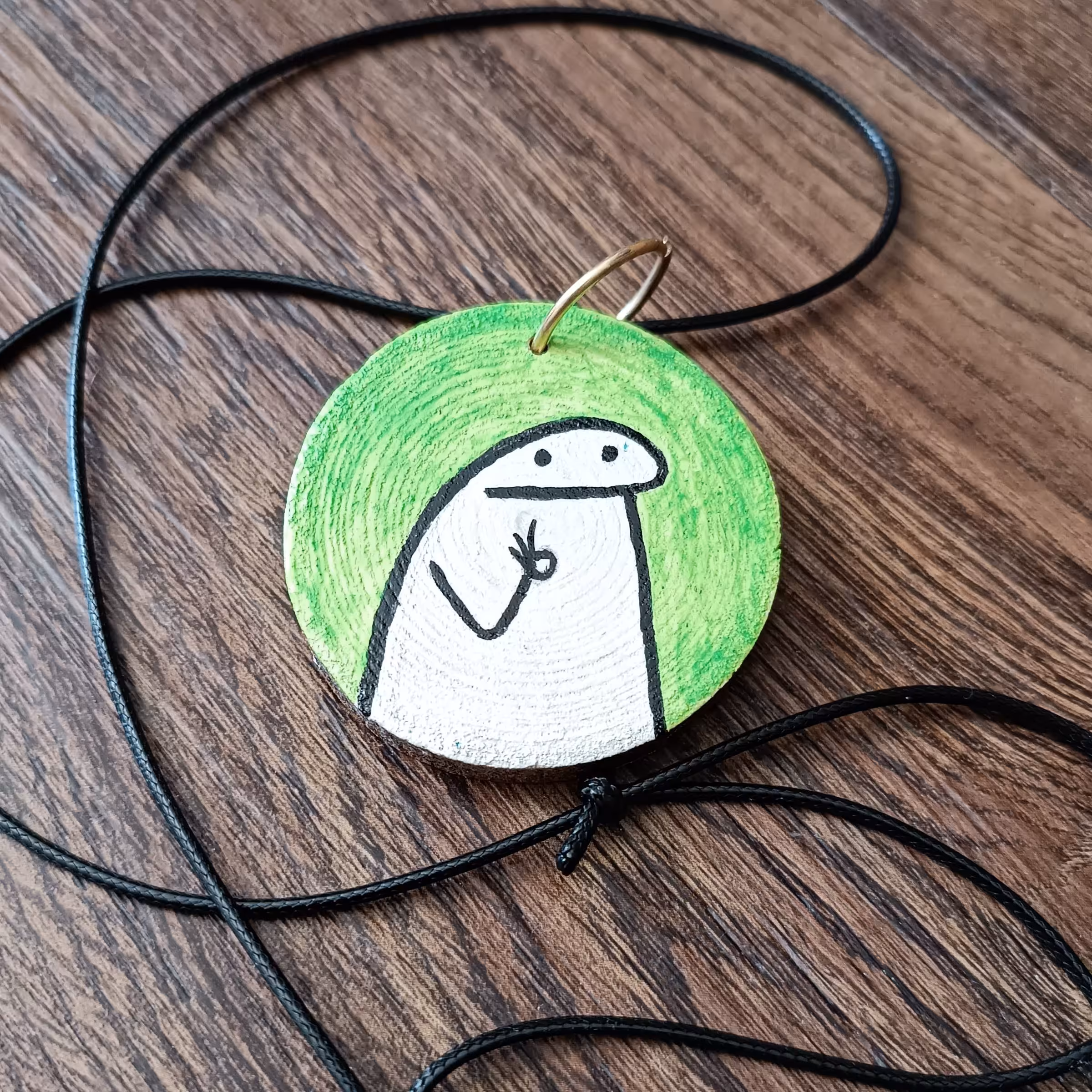 گردنبند چوبی دستساز نقاشی طرح میقولی با بند چرمی قابل تنظیم در ابعاد 5 در 5 سانت 03