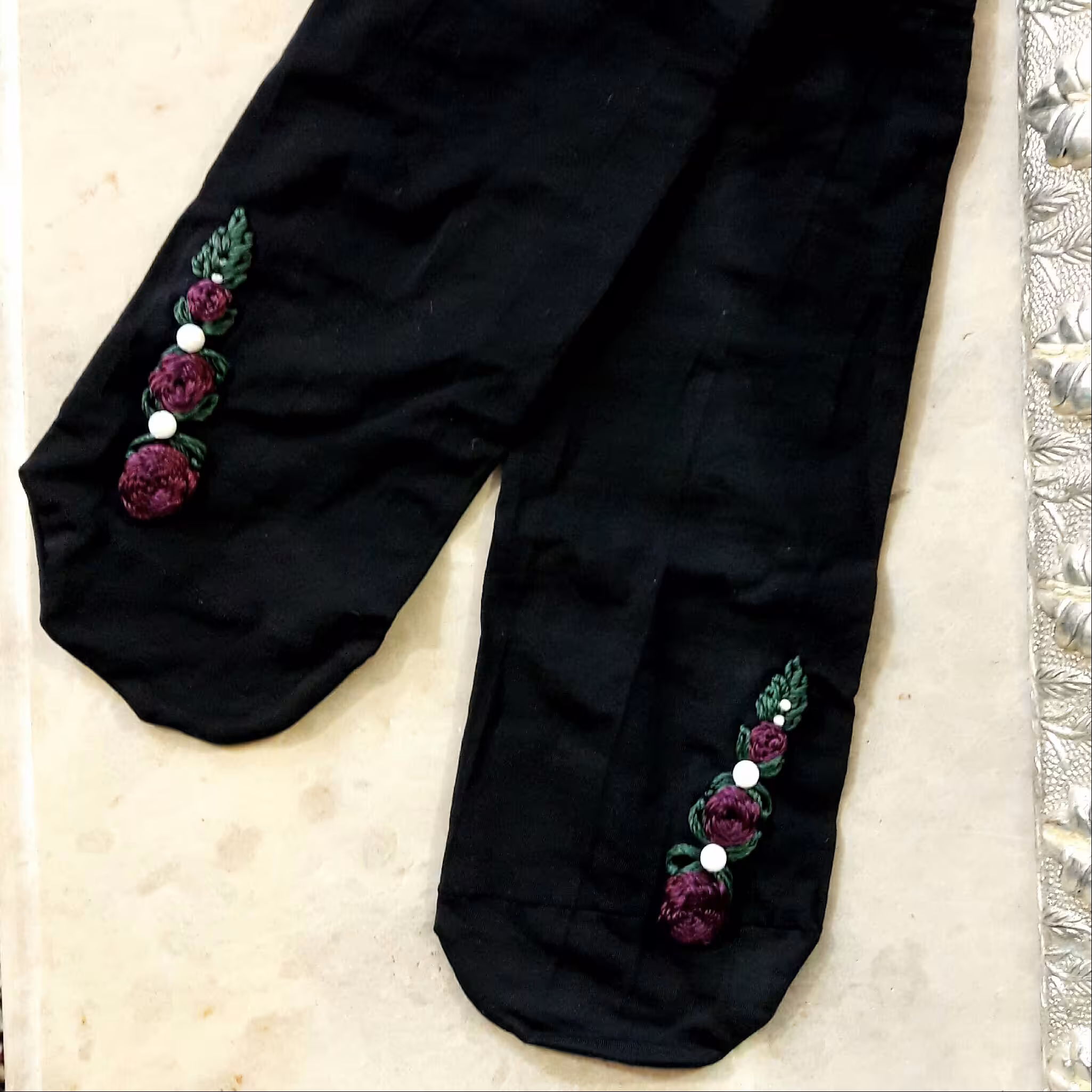 جوراب گلدوزی با دست طرح130