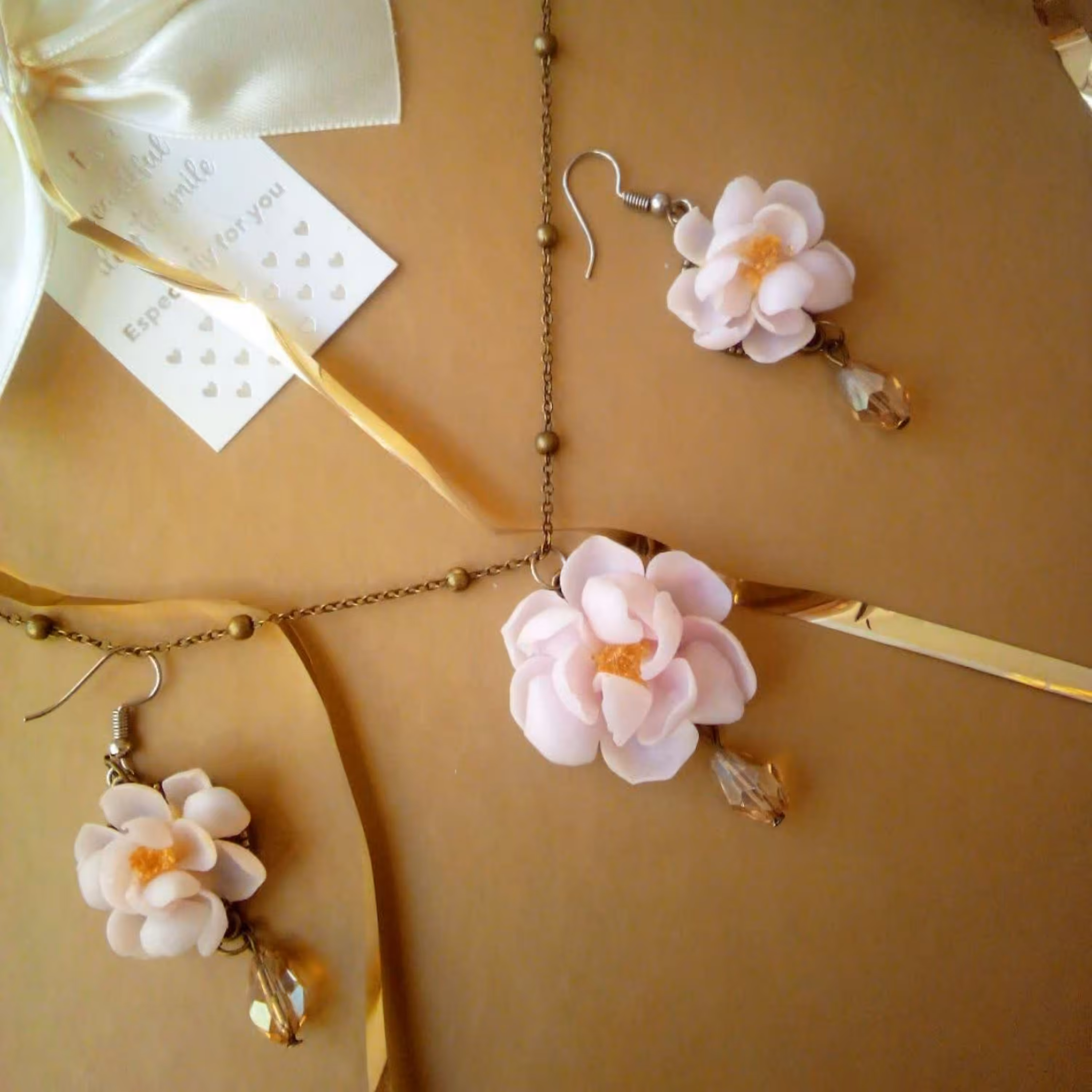 ست گردنبند و گوشواره با طرح گل