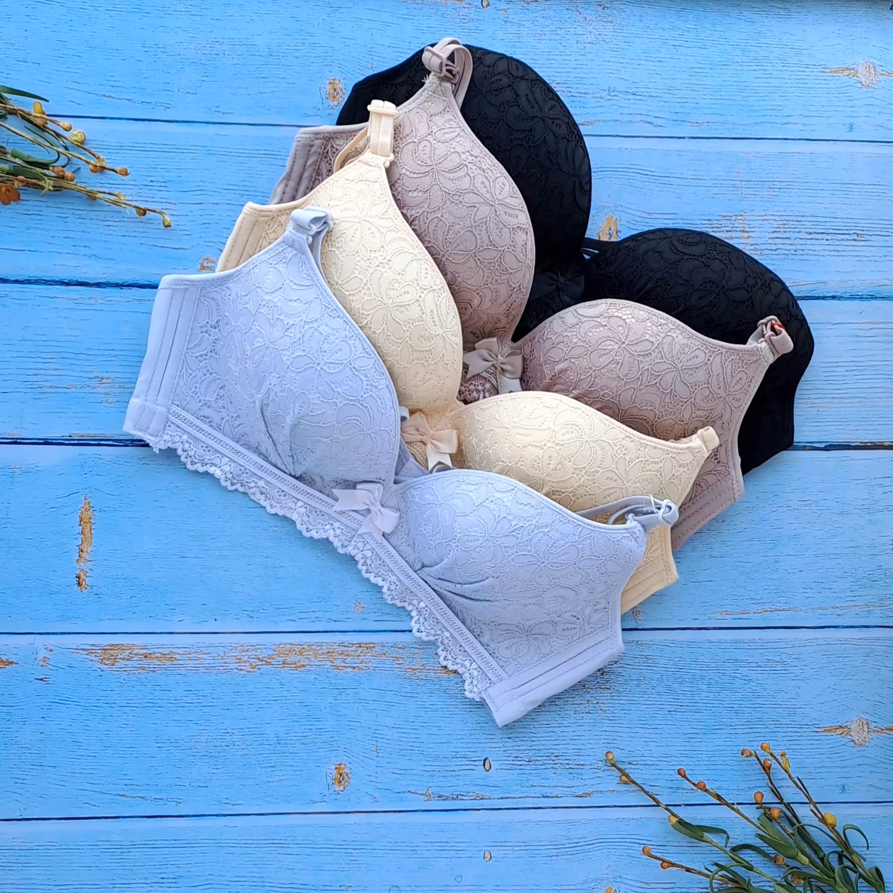 سوتین بدون فنر اسفنجی  دخترانه در 4 رنگ و 3 سایز 75. 80 . 85 .در رنگهای کرم  مشکی و آبی آسمانی  و کالباسی