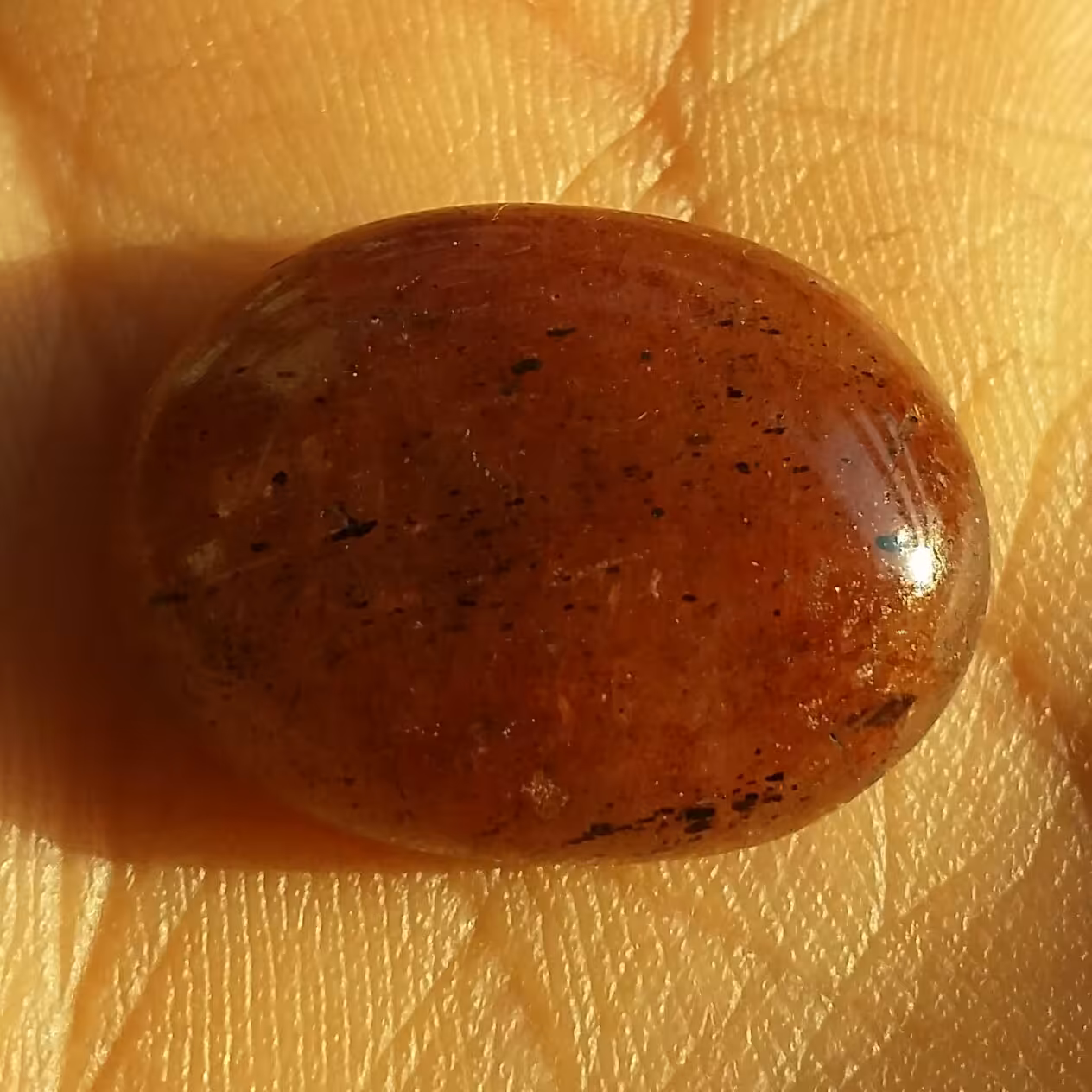 نگین در خونی خاص و بسیار زیبا طبیعی بدون بهسازی سایز درشت زیبا شاهکار خلقت تراش بی نظیر خااااااا اااص
